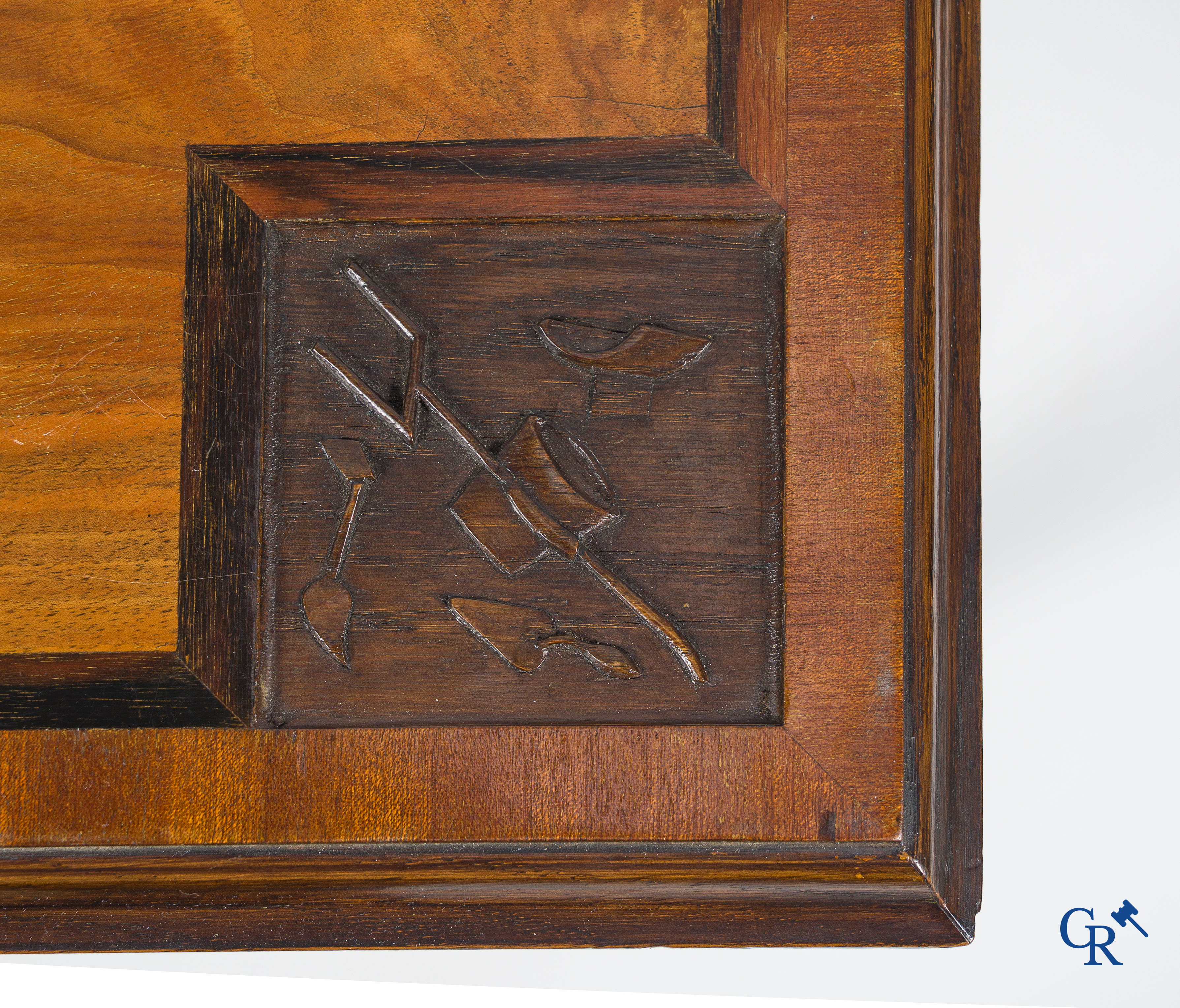 Picanol, Ieper. Uitzonderlijke tafel met taferelen van weefgetouwen, ambachten en wapenschilden. Augustus 1946.