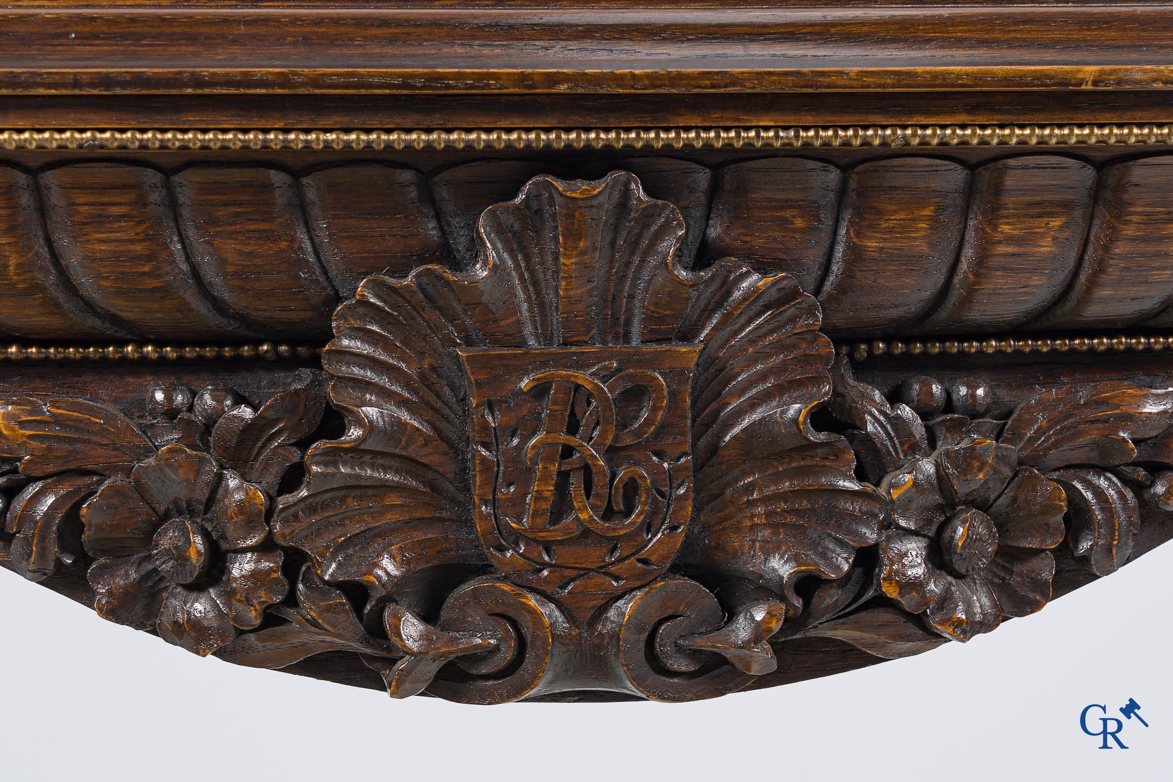 Picanol, Ieper. Uitzonderlijke tafel met taferelen van weefgetouwen, ambachten en wapenschilden. Augustus 1946.