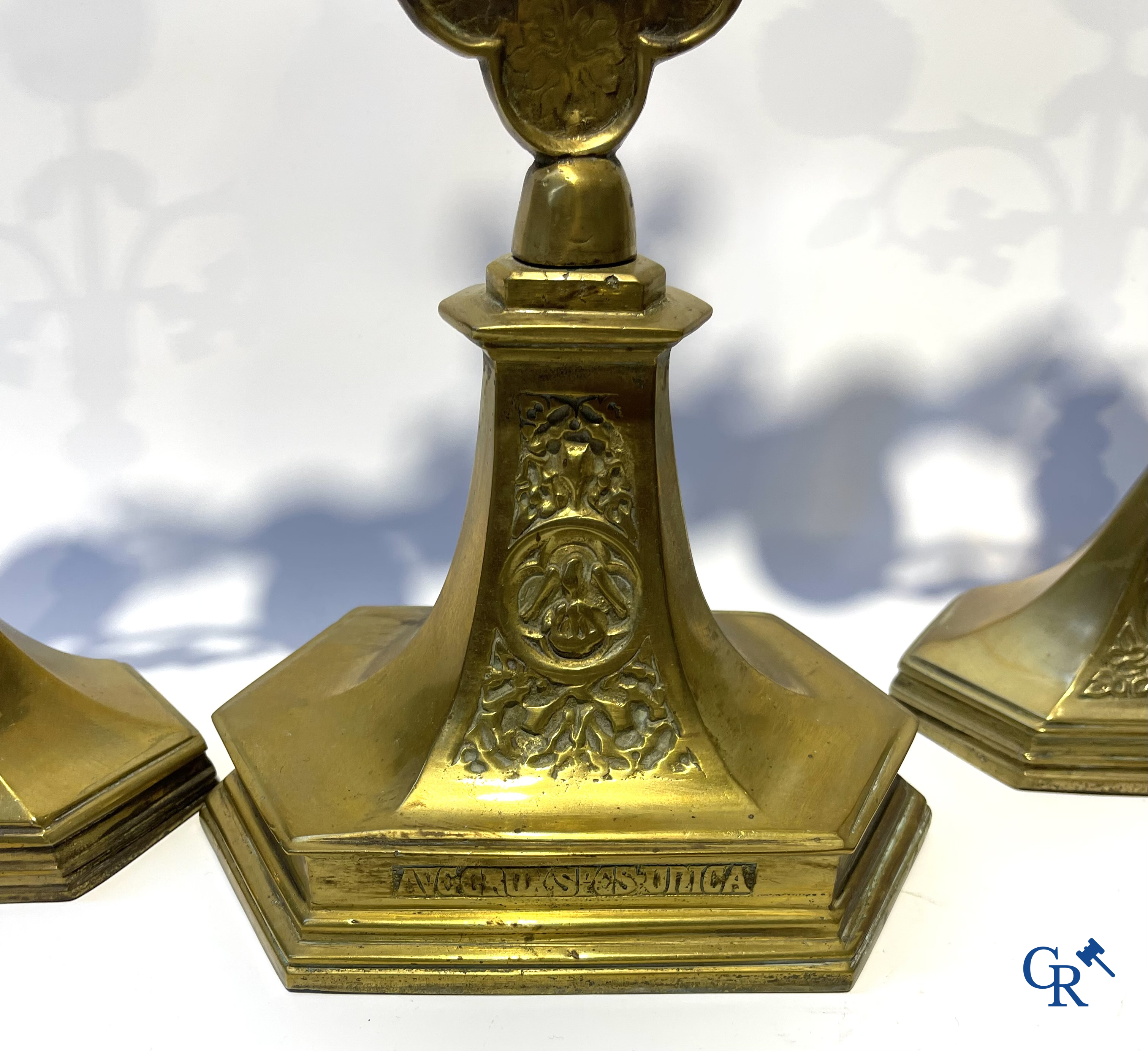 Kavel brocante met religieuze objecten, globe met Maria en kind en objecten in tin en andere.