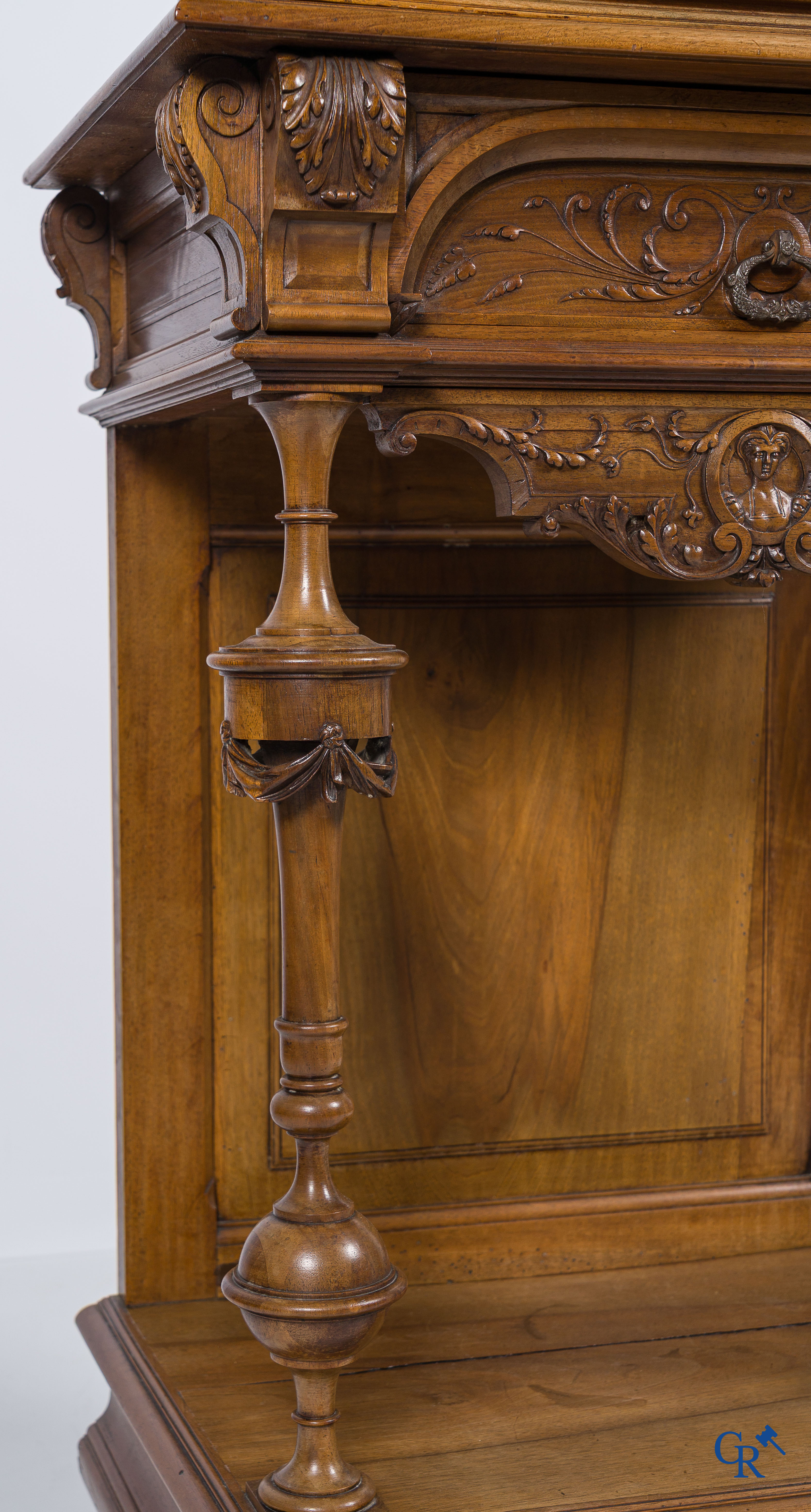 Meubilair. Fijn gesculpteerd meubel in notelaar met wapenschilden en maskers. Neo Renaissance stijl. Eind 19e eeuw.