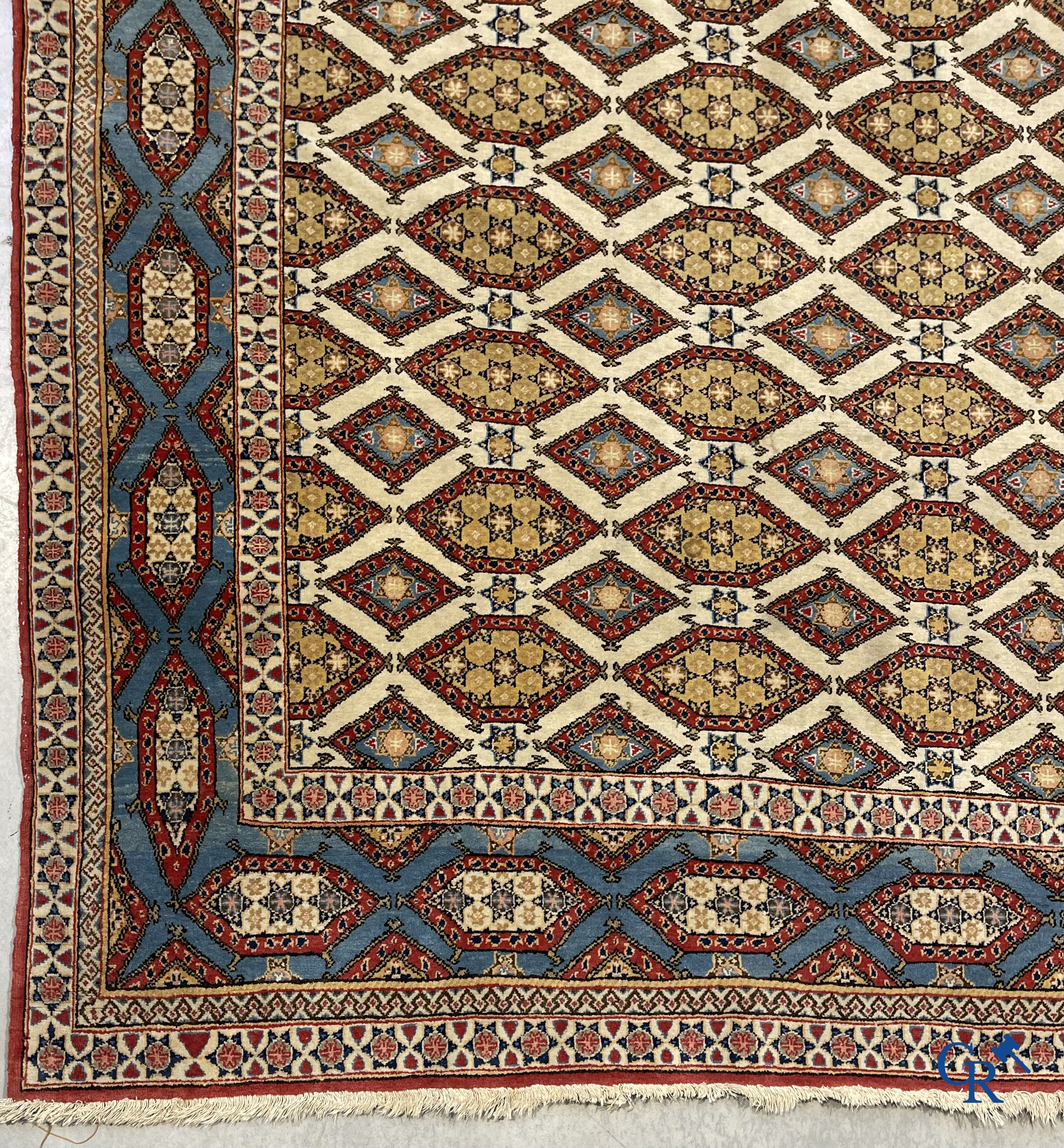 Oosterse tapijten. Ghoum. Perzisch tapijt met geometrische motieven. Zijde en wol.