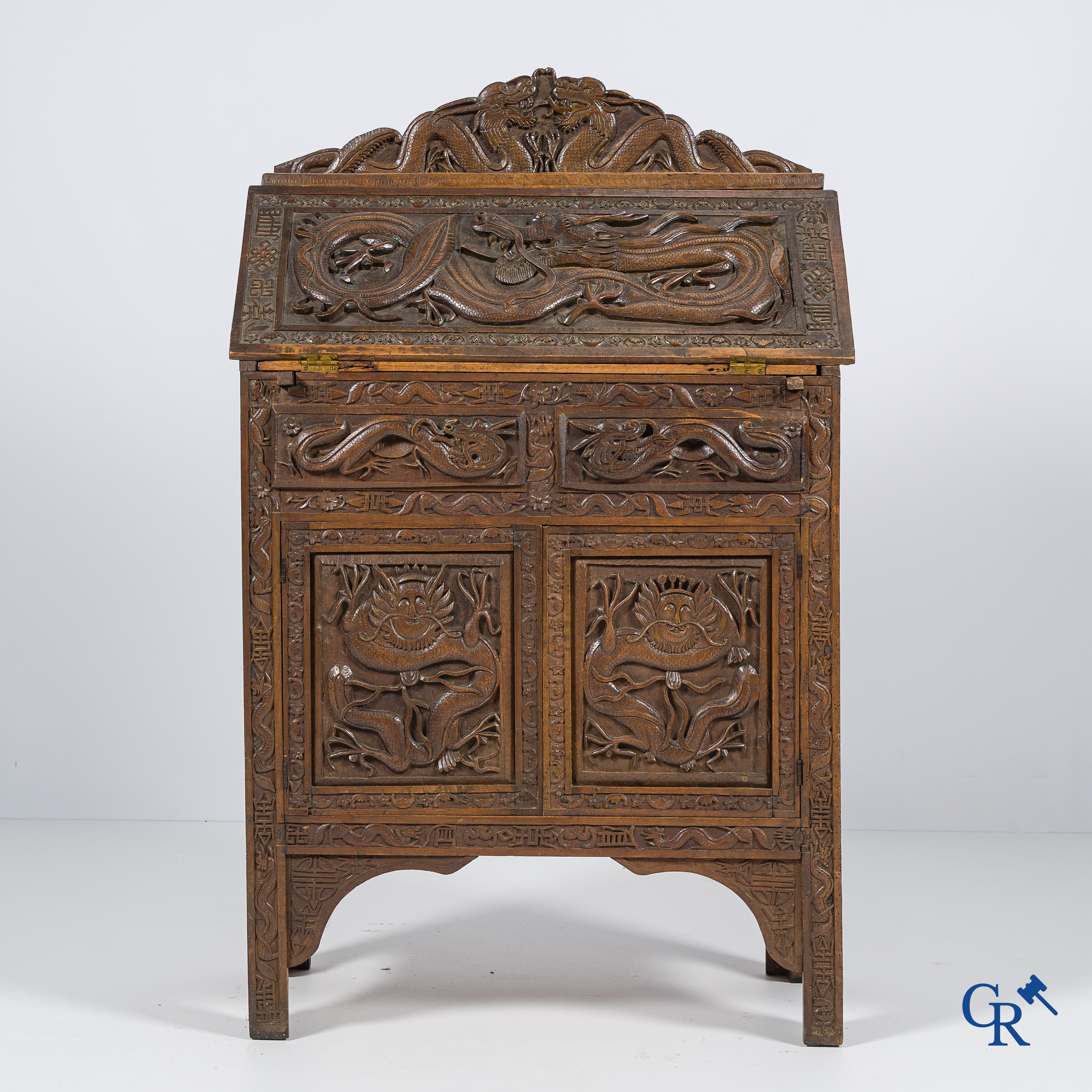 Hout gesculpteerde secretaire met drakenmotief. Eind 19e eeuw.