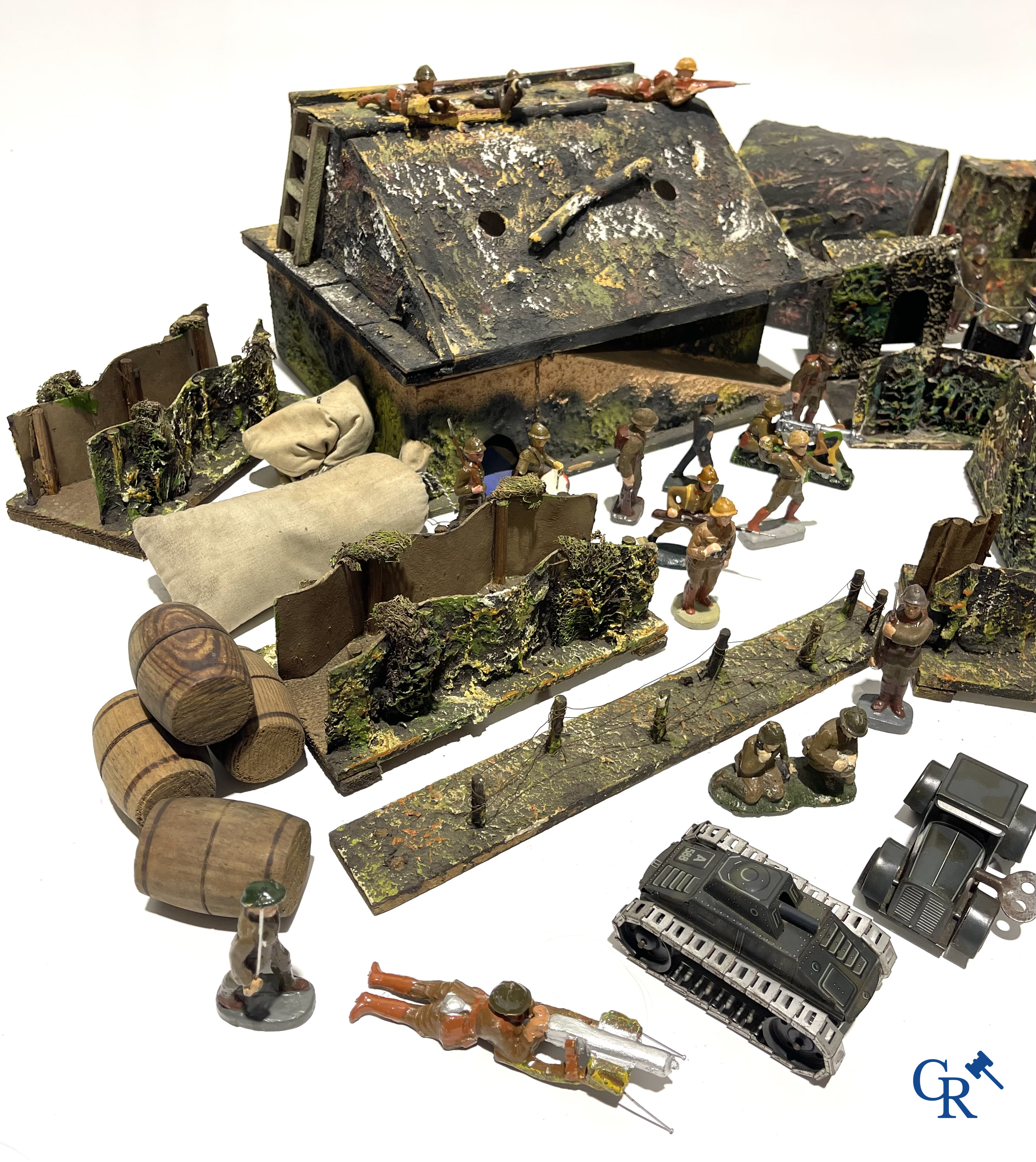 Groot lot militair speelgoed. Gamma tanks, figuren in composiet, bunkers, loopgraven, veldhospitaal, enz. Jaren '30-'40.