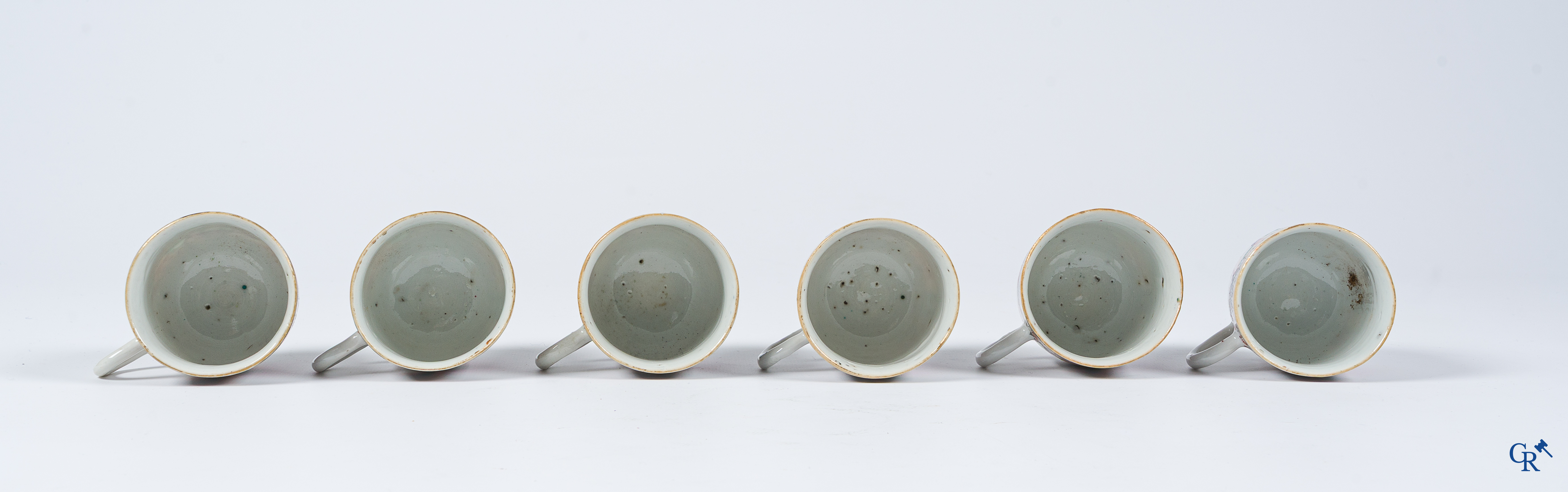 Aziatica. Chinees porselein. Reeks van 6 kopjes en schoteltjes in Chinees export porselein met Mandarijn decor.
