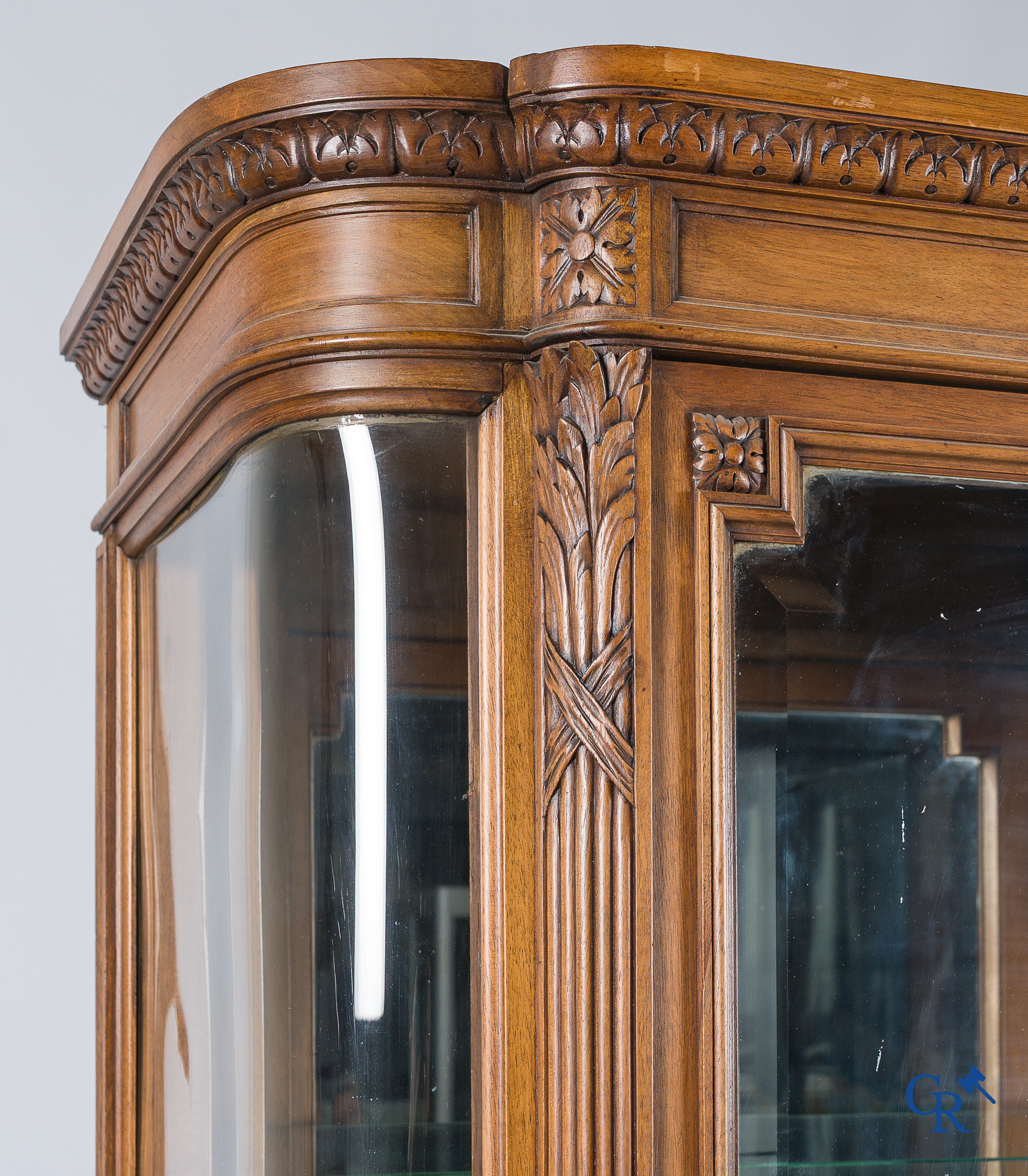 Zilver vitrinekast in notelaar met gebombeerde ruiten met facetgeslepen glas. LXVI-Stijl. Circa 1920.