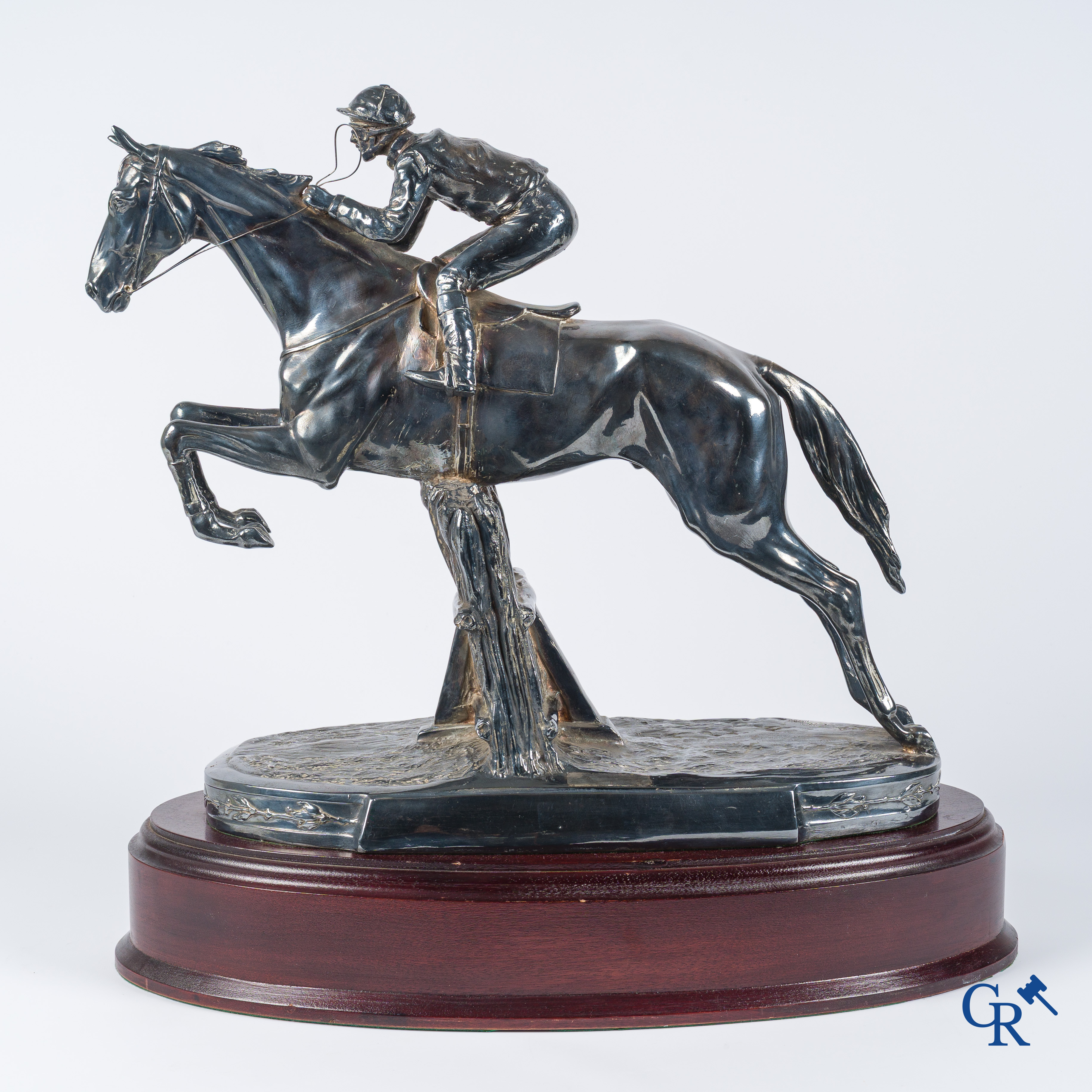 Zilver. Imposant zilveren sporttrofee van een steeplechase-ren jockey te paard. Zilver keurmerken.