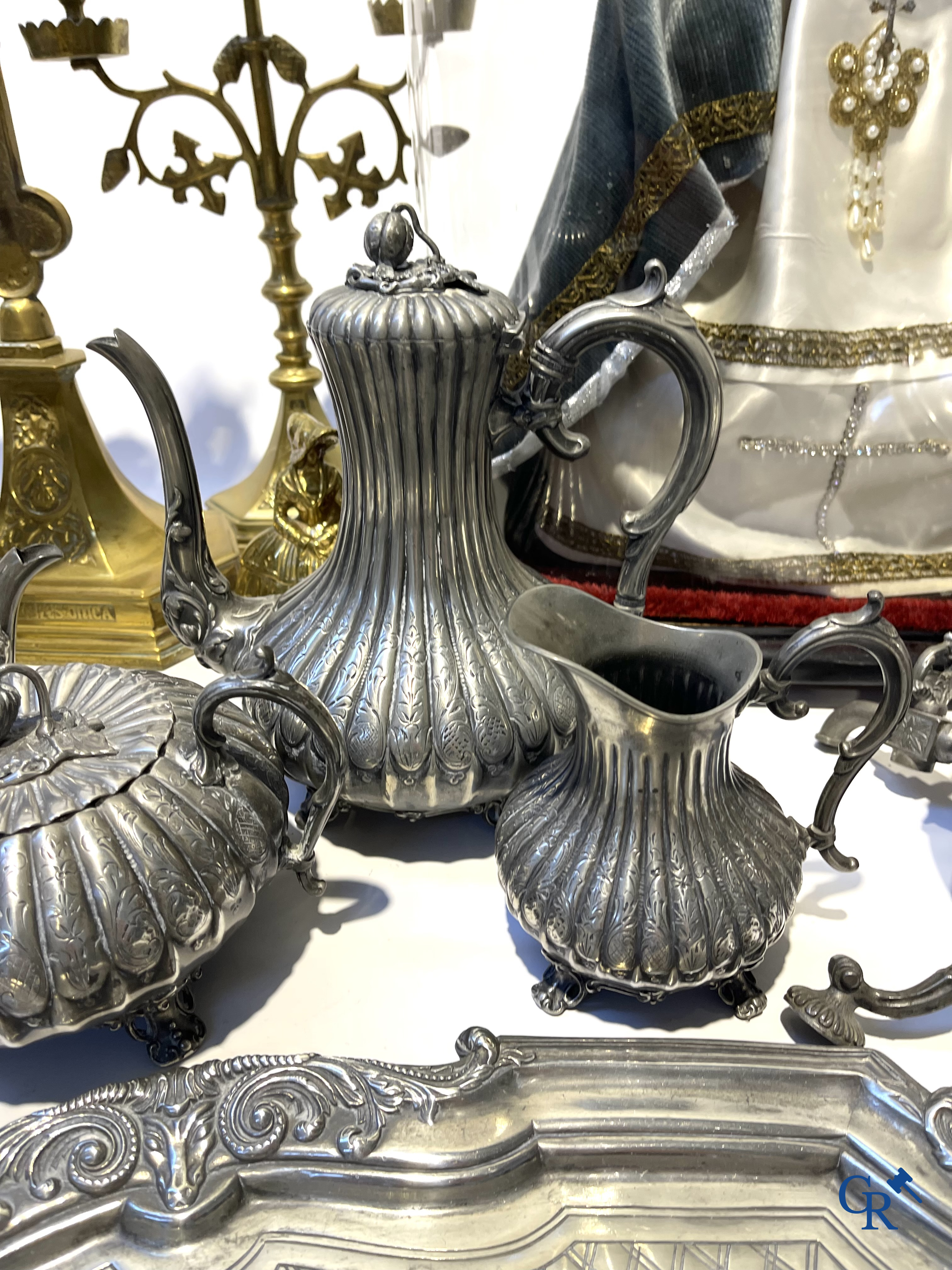Kavel brocante met religieuze objecten, globe met Maria en kind en objecten in tin en andere.