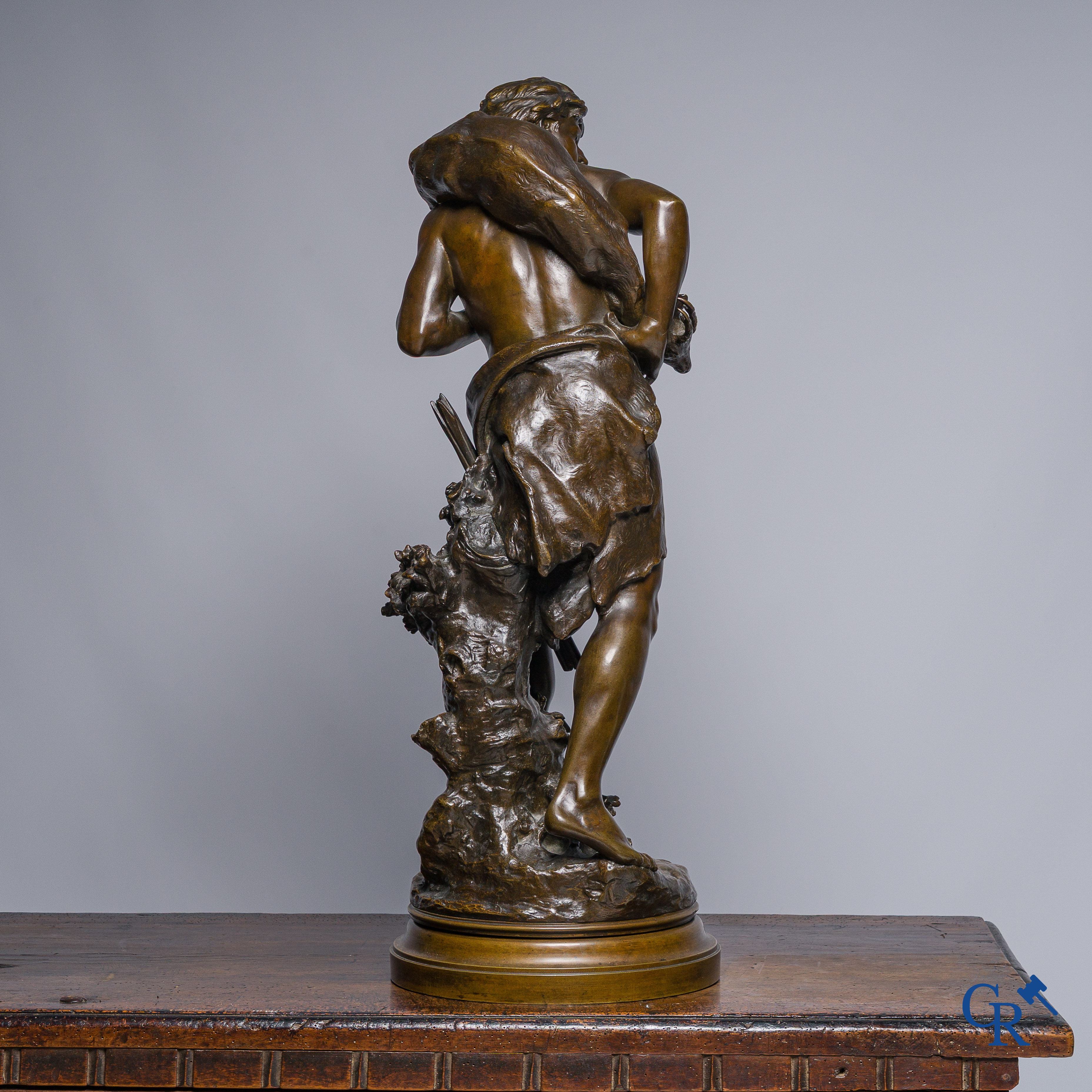 Mathurin Moreau. "Le Chasseur" Bronzen beeld op draaisokkel. Gieterijstempel H.V. Médaille d'Or. Exposition Paris 1900.
