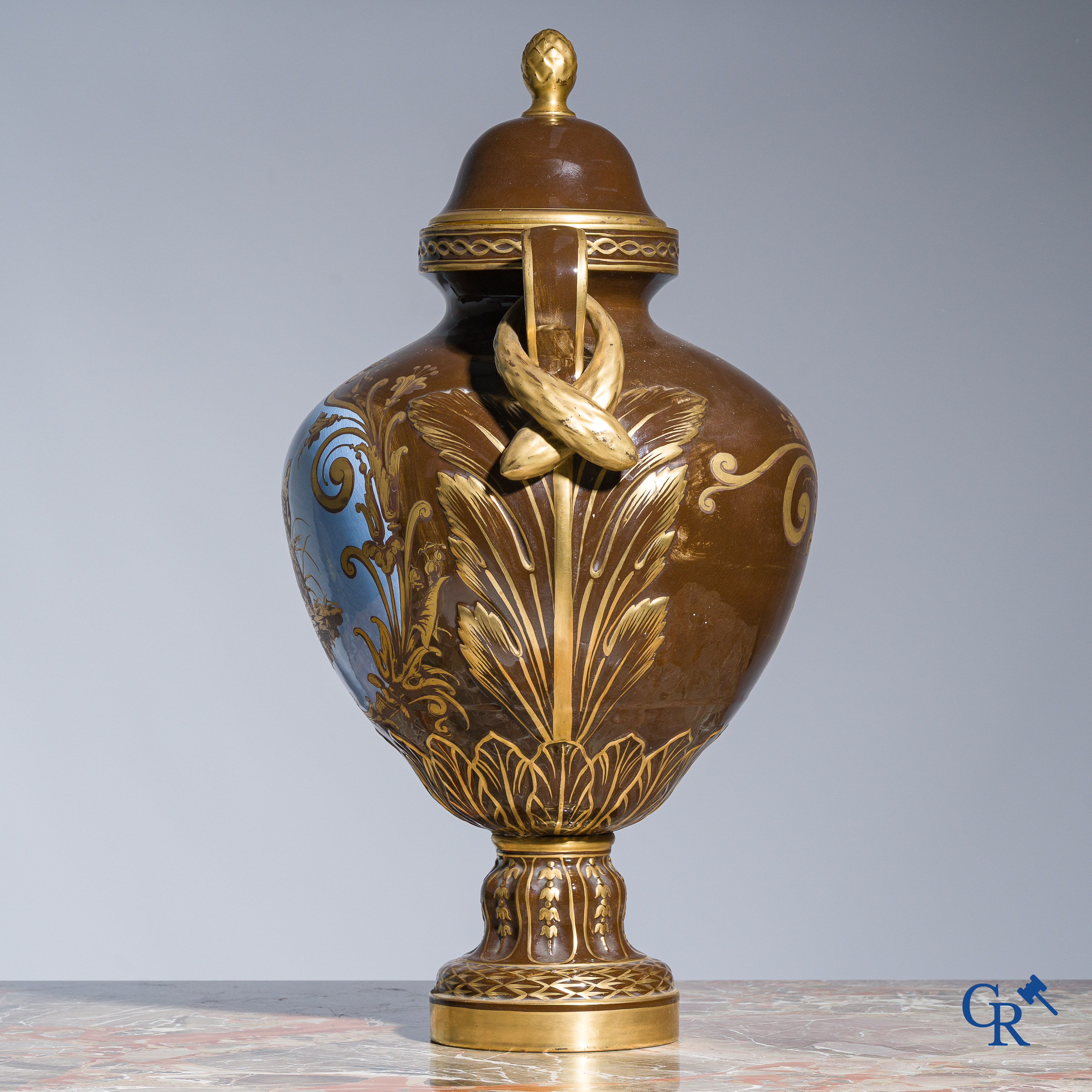 Imposante dekselvaas in Sevres-stijl. Jachtdecor met patrijzen. Faience met vergulding. Napoleon III-periode.