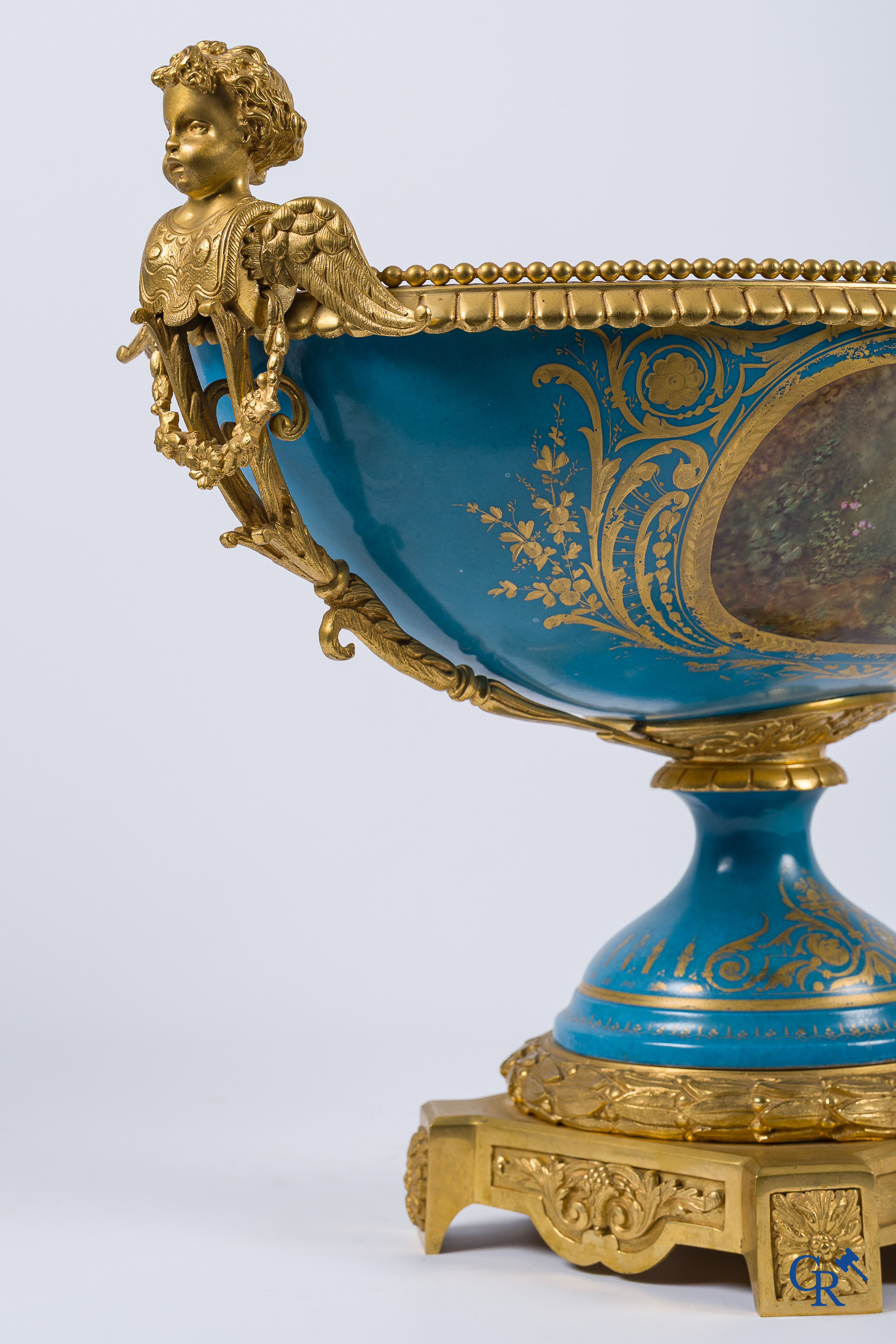 Sèvres. Imposante milieu de table in Sèvres porselein met vergulde bronzen monturen. LXVI-stijl, circa 1900.