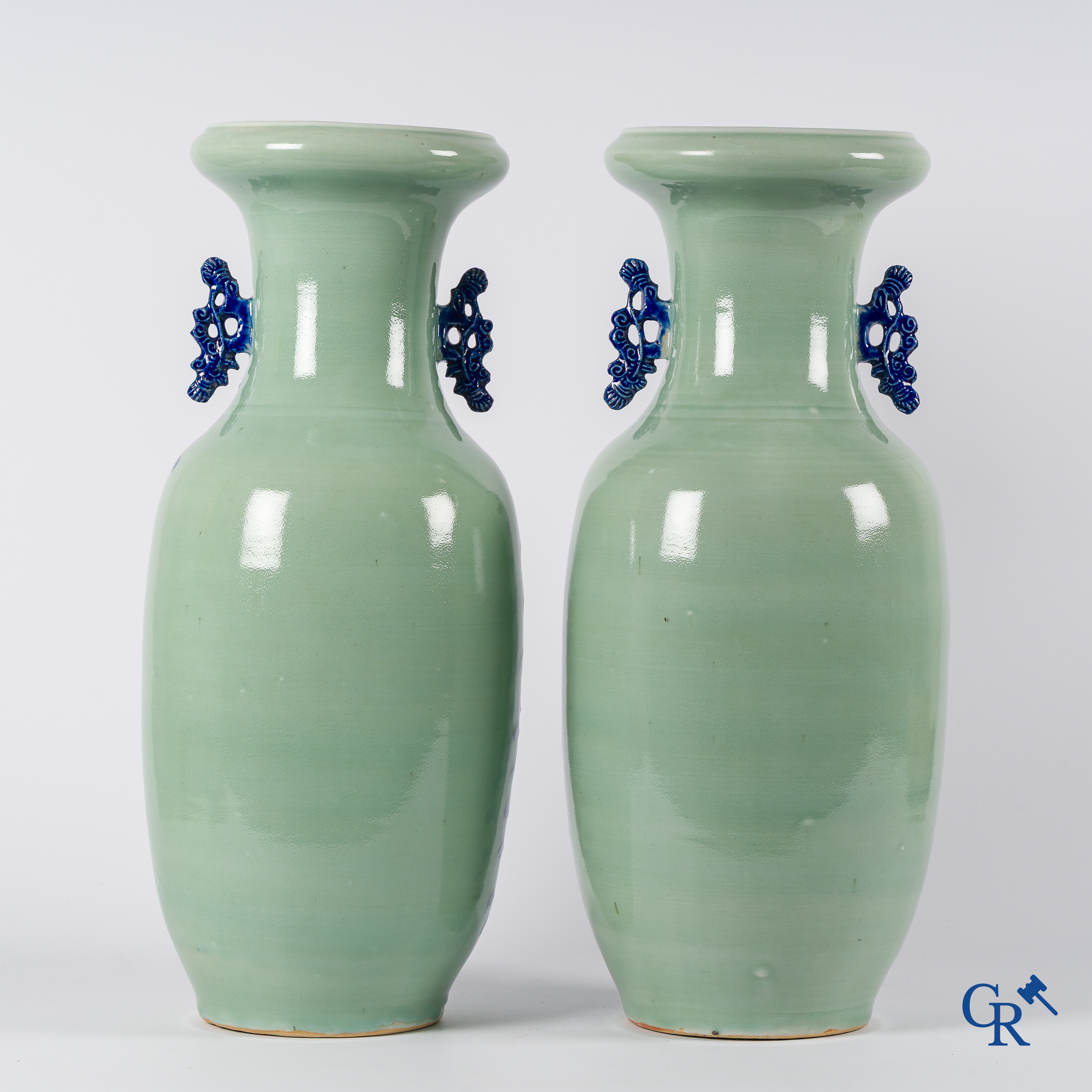 Aziatica. Chinees porselein. Paar celadon vazen met drakendecor en een feniks. China, eind 19e eeuw.
