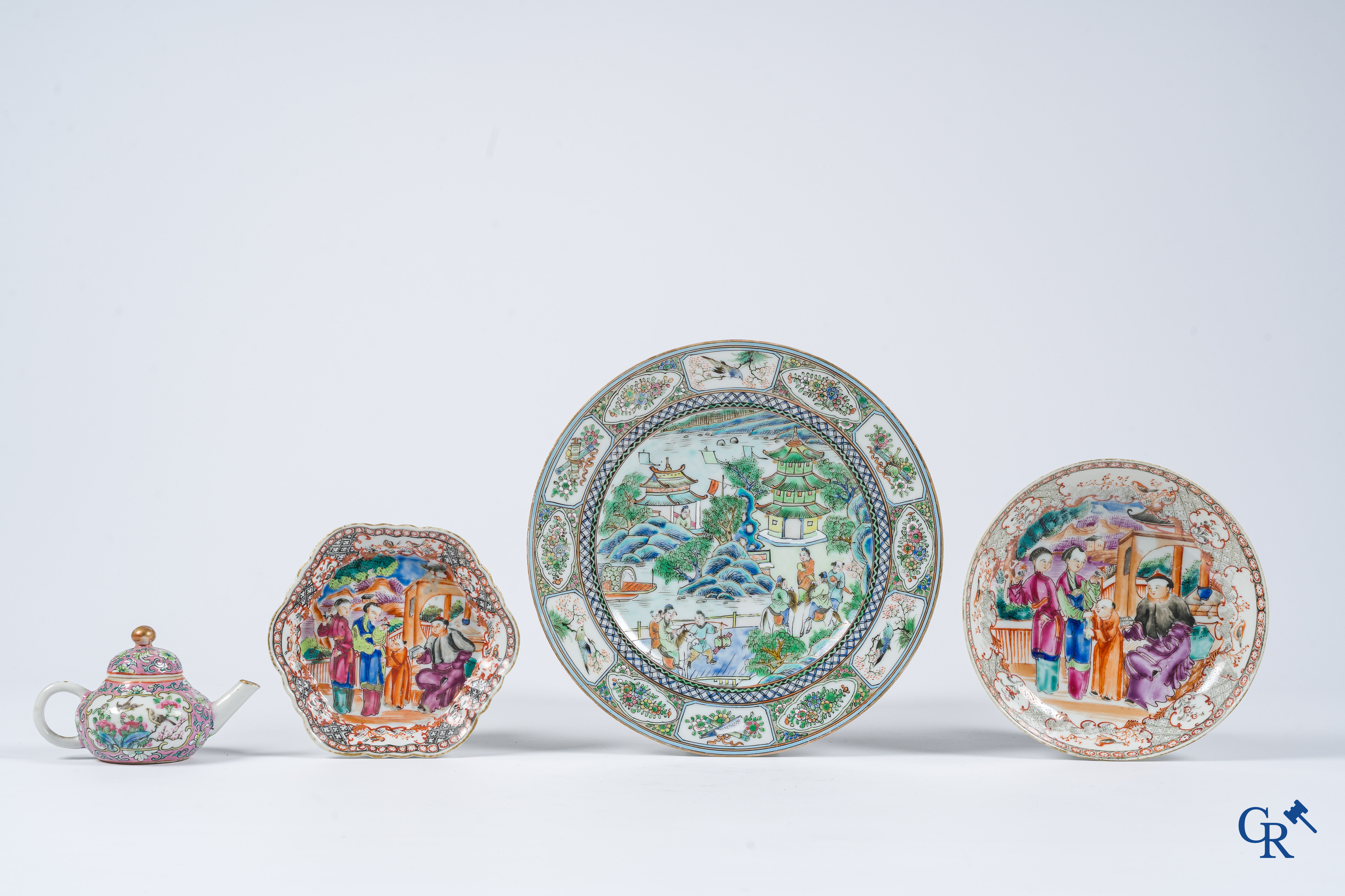 Aziatica. Een octagonale en een diepe schotel met Mandarijn decor en een 19e eeuwse theekan en bord.