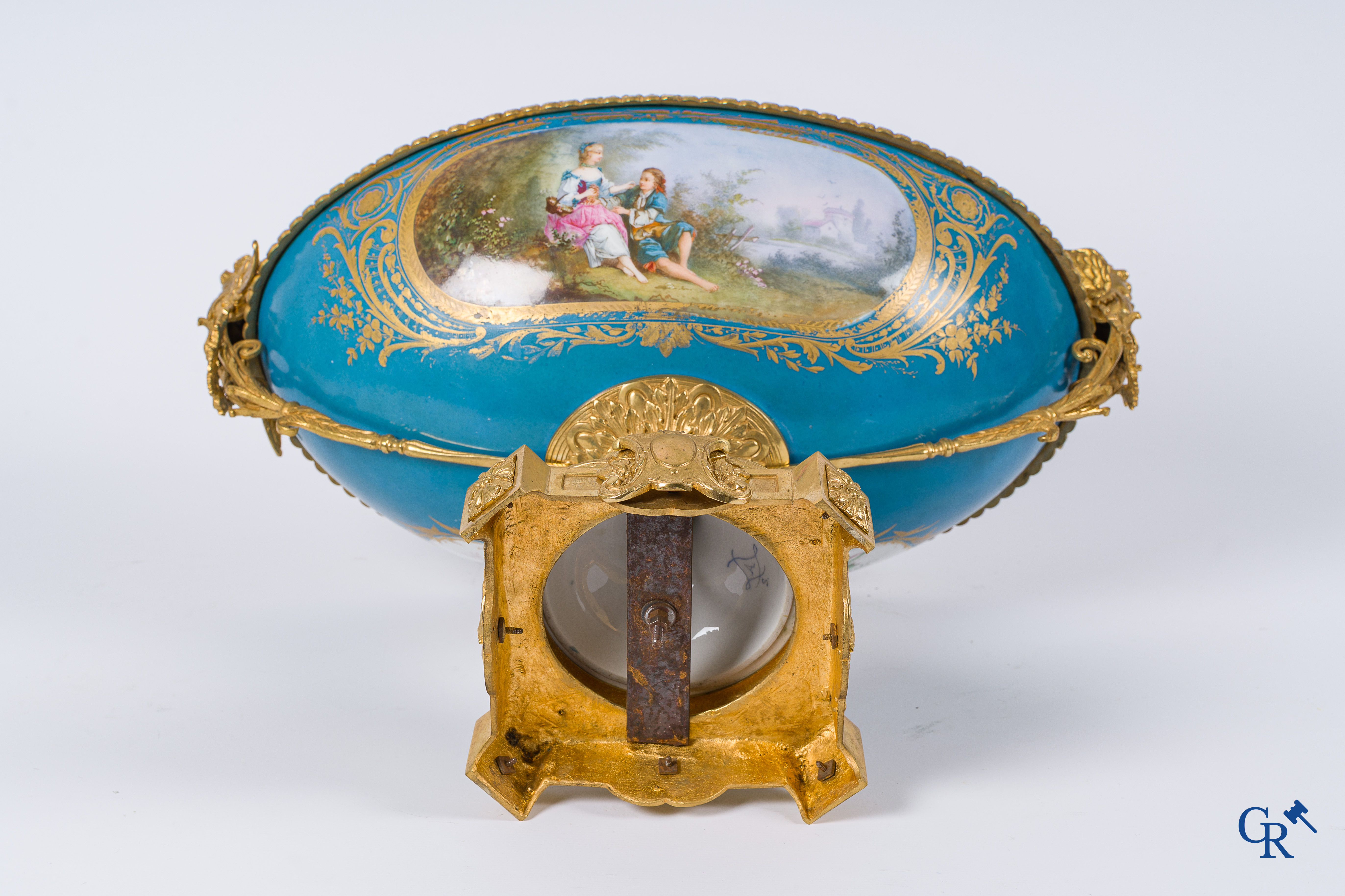 Sèvres. Imposante milieu de table in Sèvres porselein met vergulde bronzen monturen. LXVI-stijl, circa 1900.