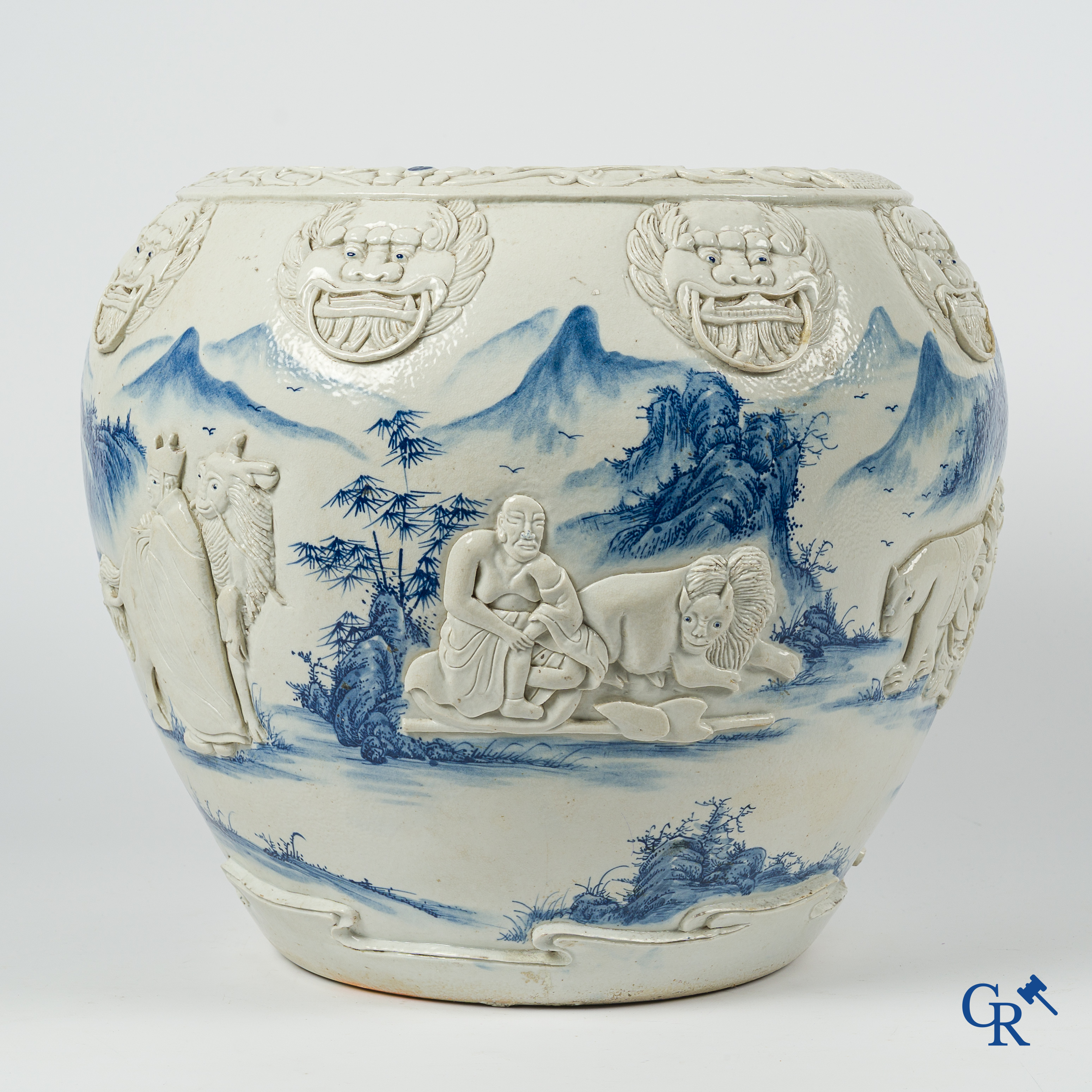 Aziatica. Oosters porselein. Grote cache pot, reliëfdecor op een blauw-wit landschap achtergrond. 19e eeuw.