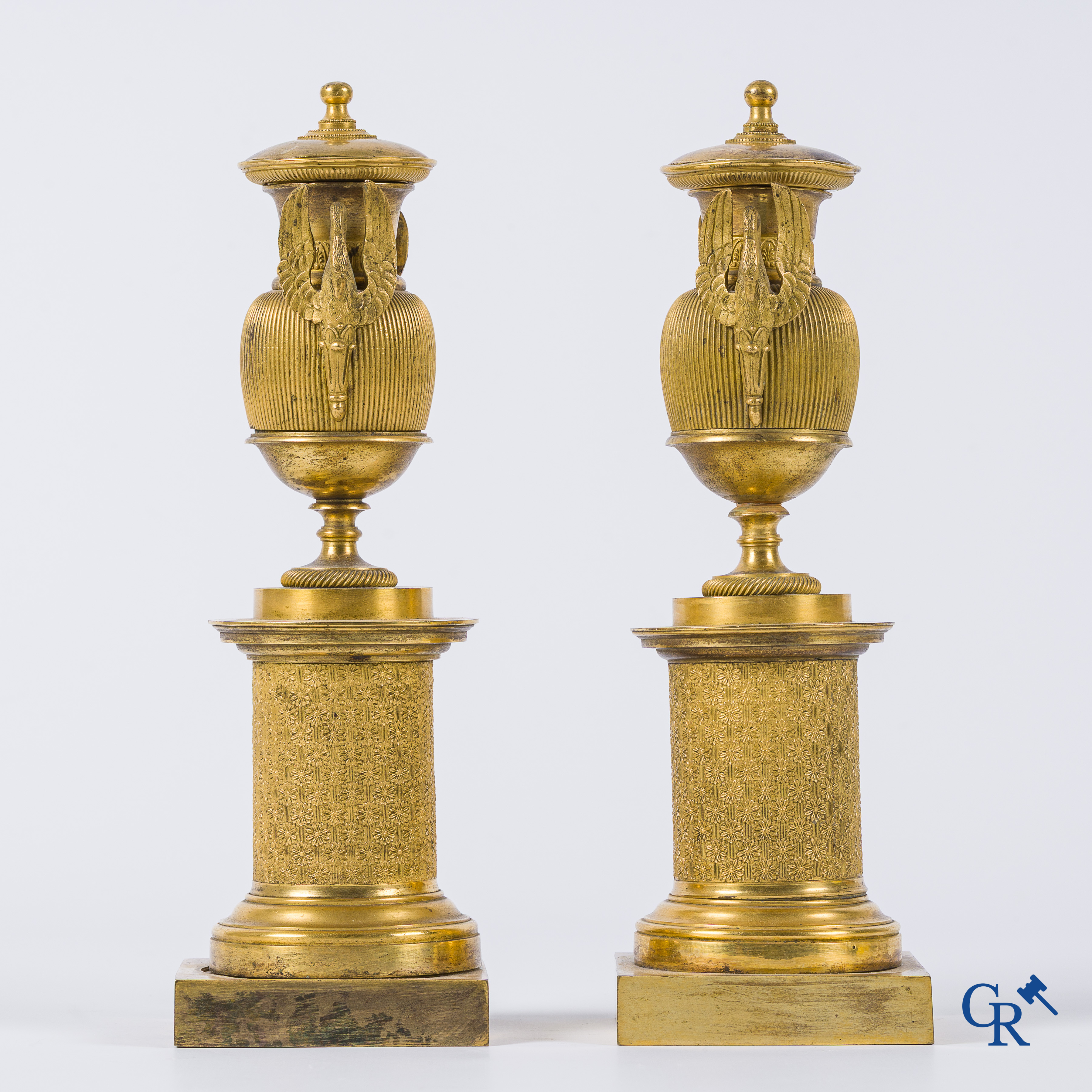 Empire. Paar fijn geciseleerde en vergulde bronzen cassolettes die kandelaars vormen. Empire tijdperk, circa 1810.