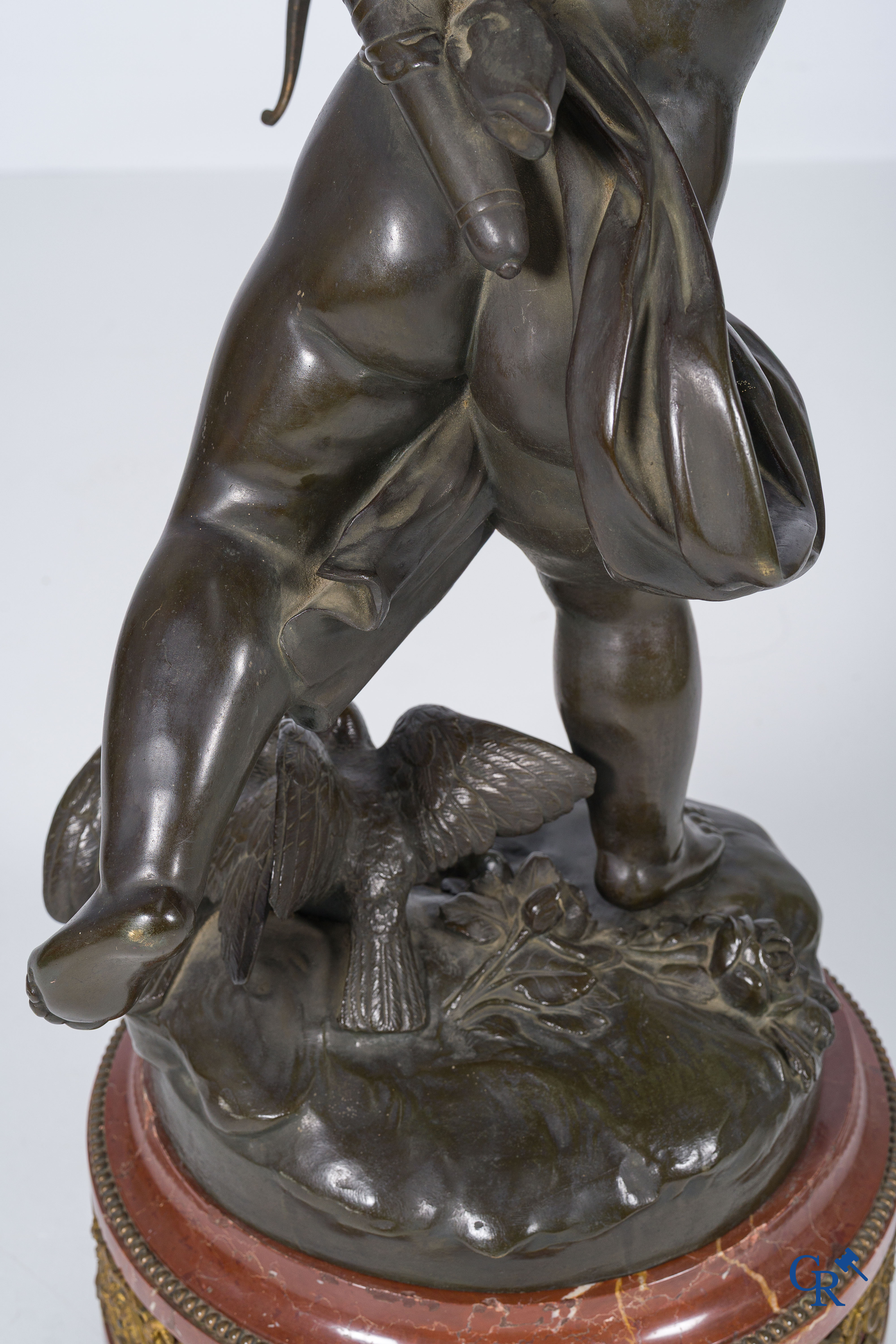 Jean Antoine Houdon (naar) Imposante klok in marmer met bronzen voorstelling van een cupido. LXVI-stijl. Circa 1900.