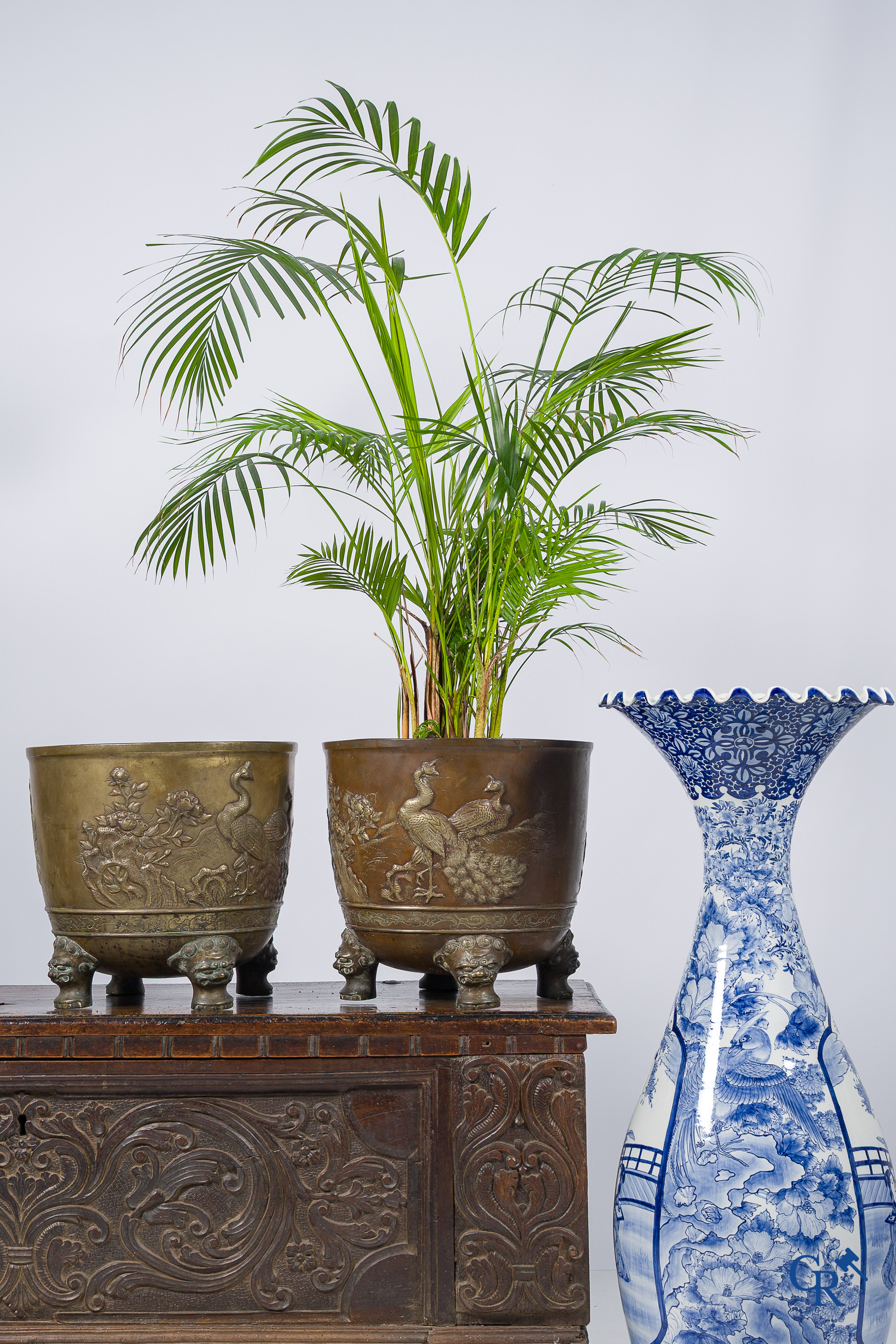 Aziatica. Japan. 2 grote Japanse bronzen cache-pots of jardinières. Decor van pauwen. 19e eeuw.