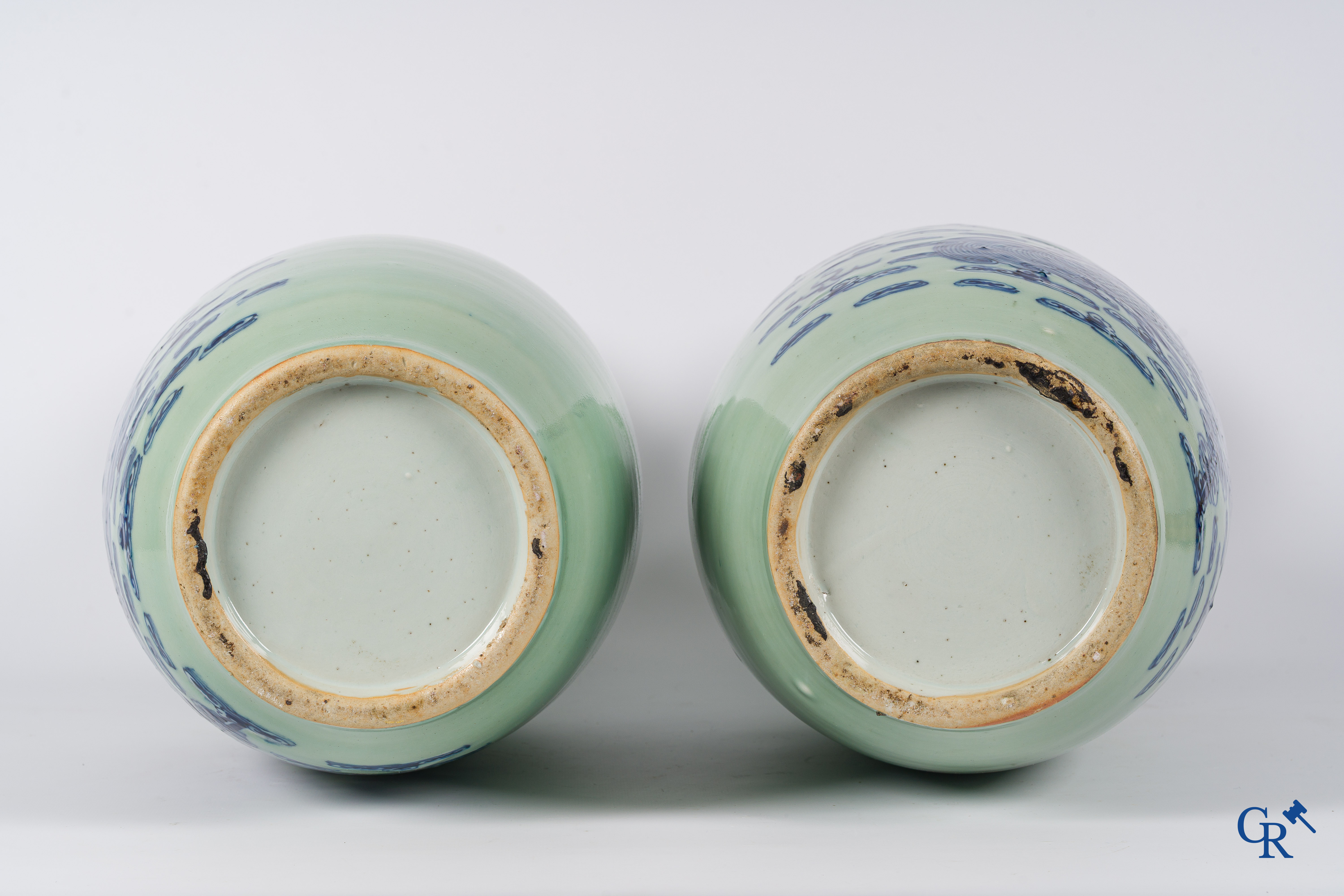 Aziatica. Chinees porselein. Paar celadon vazen met drakendecor en een feniks. China, eind 19e eeuw.