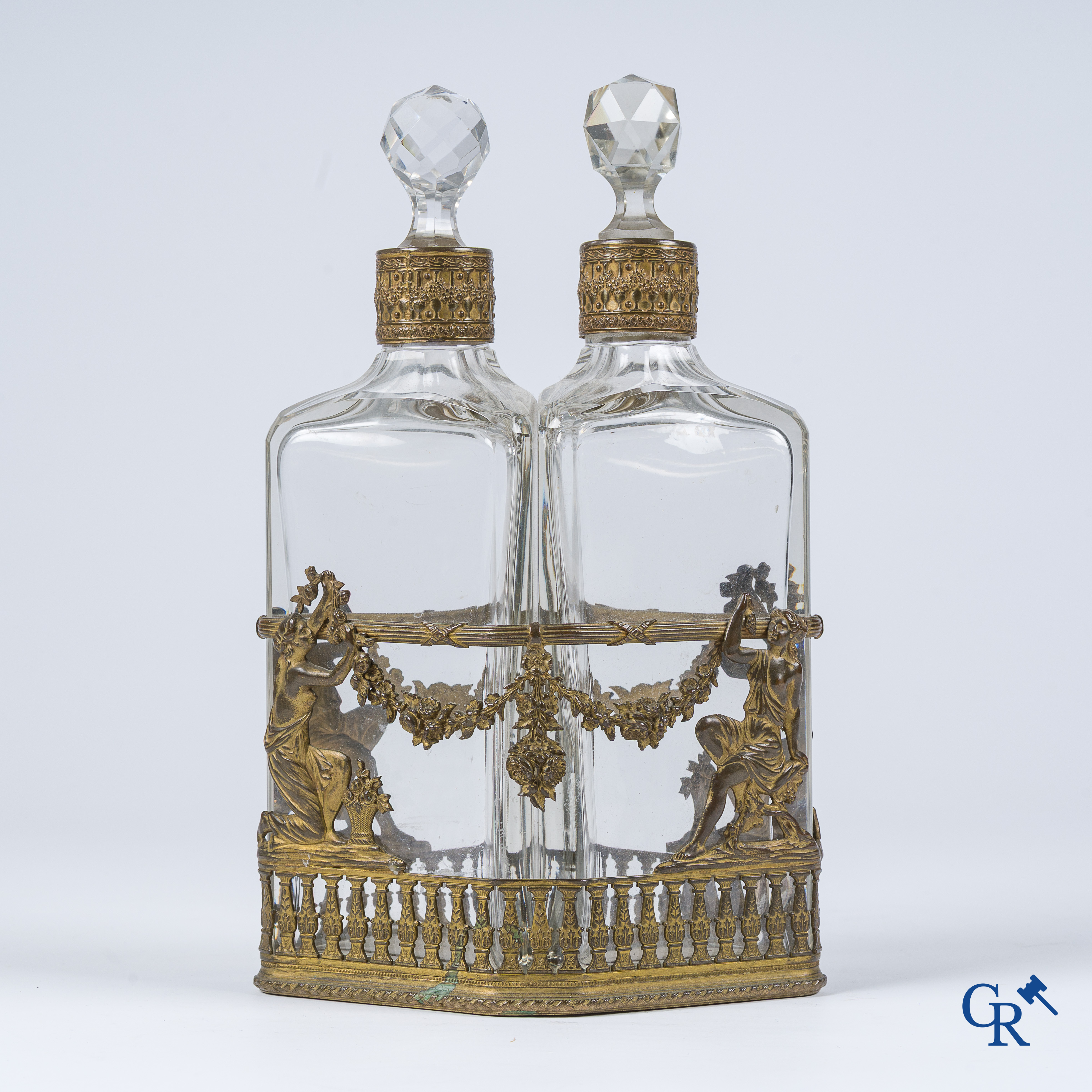 Parfumstel met twee grote flacons van geslepen kristal ingezet in een montuur van verguld brons. Circa 1900.