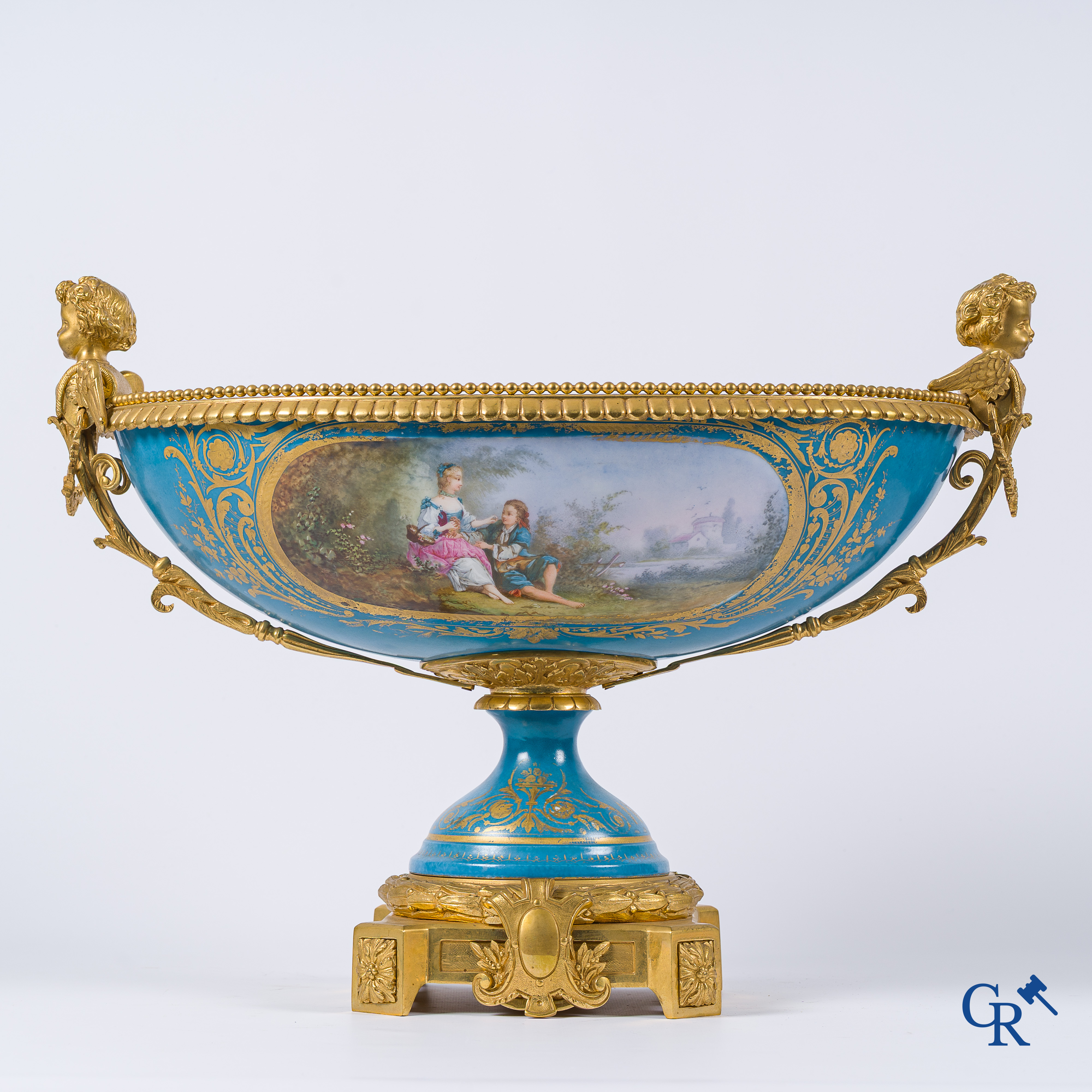 Sèvres. Imposante milieu de table in Sèvres porselein met vergulde bronzen monturen. LXVI-stijl, circa 1900.