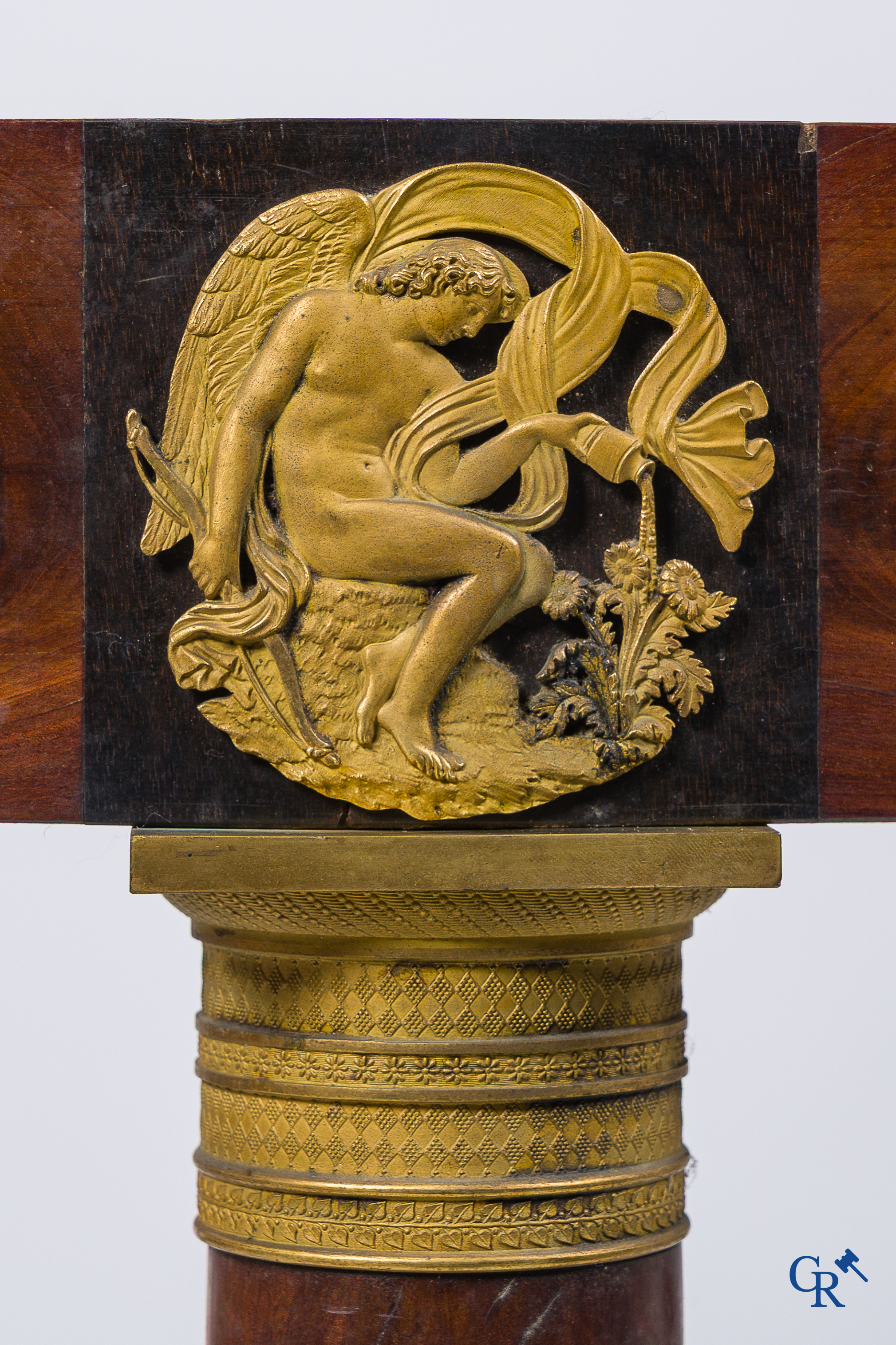 Empire. Grote guéridon in mahoniehout fineer met fijn geciseleerde en vergulde bronzen. Frankrijk, circa 1810.