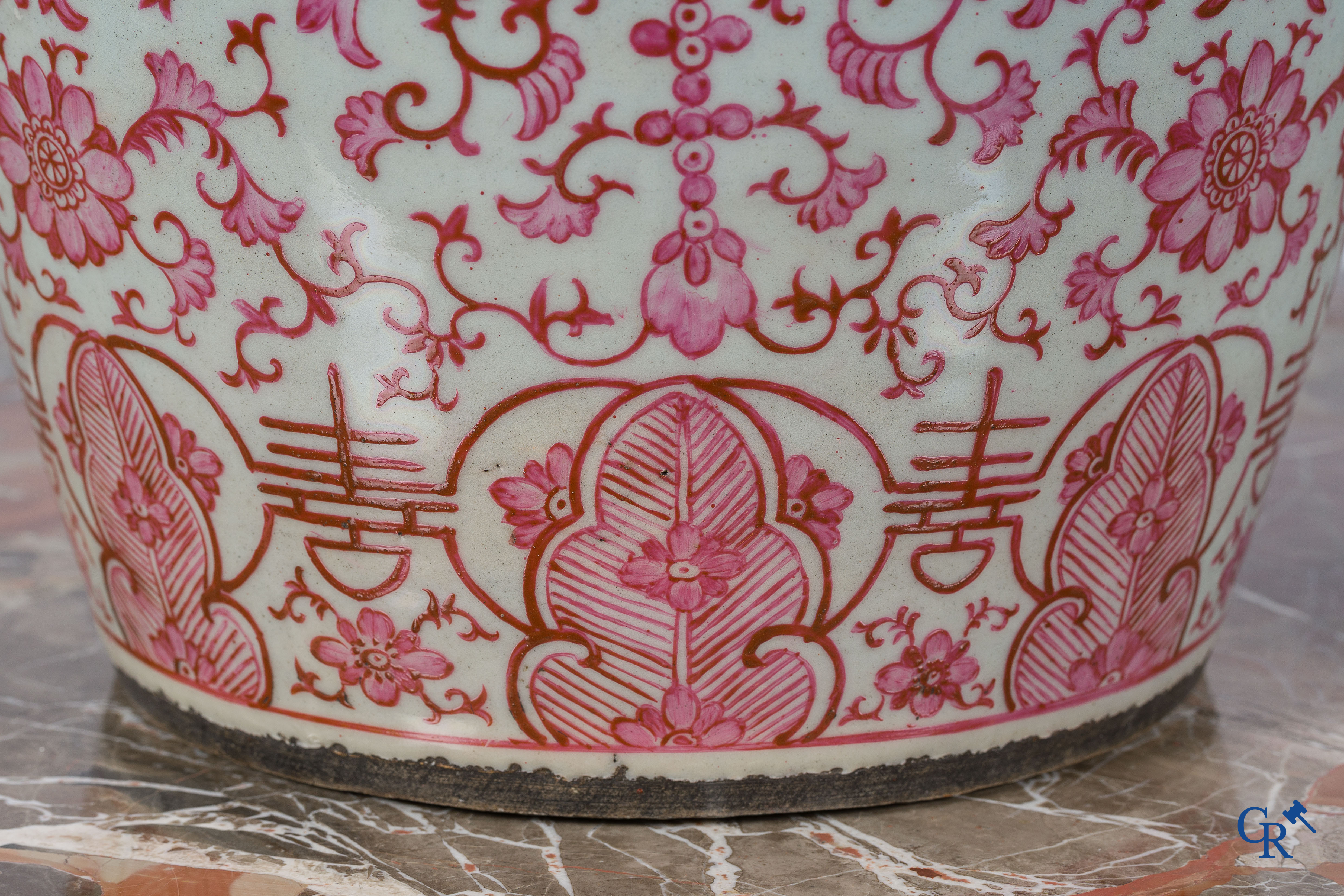 Aziatica. Chinees porselein. Grote baluster vaas met purperroze motieven. 19e eeuw.
