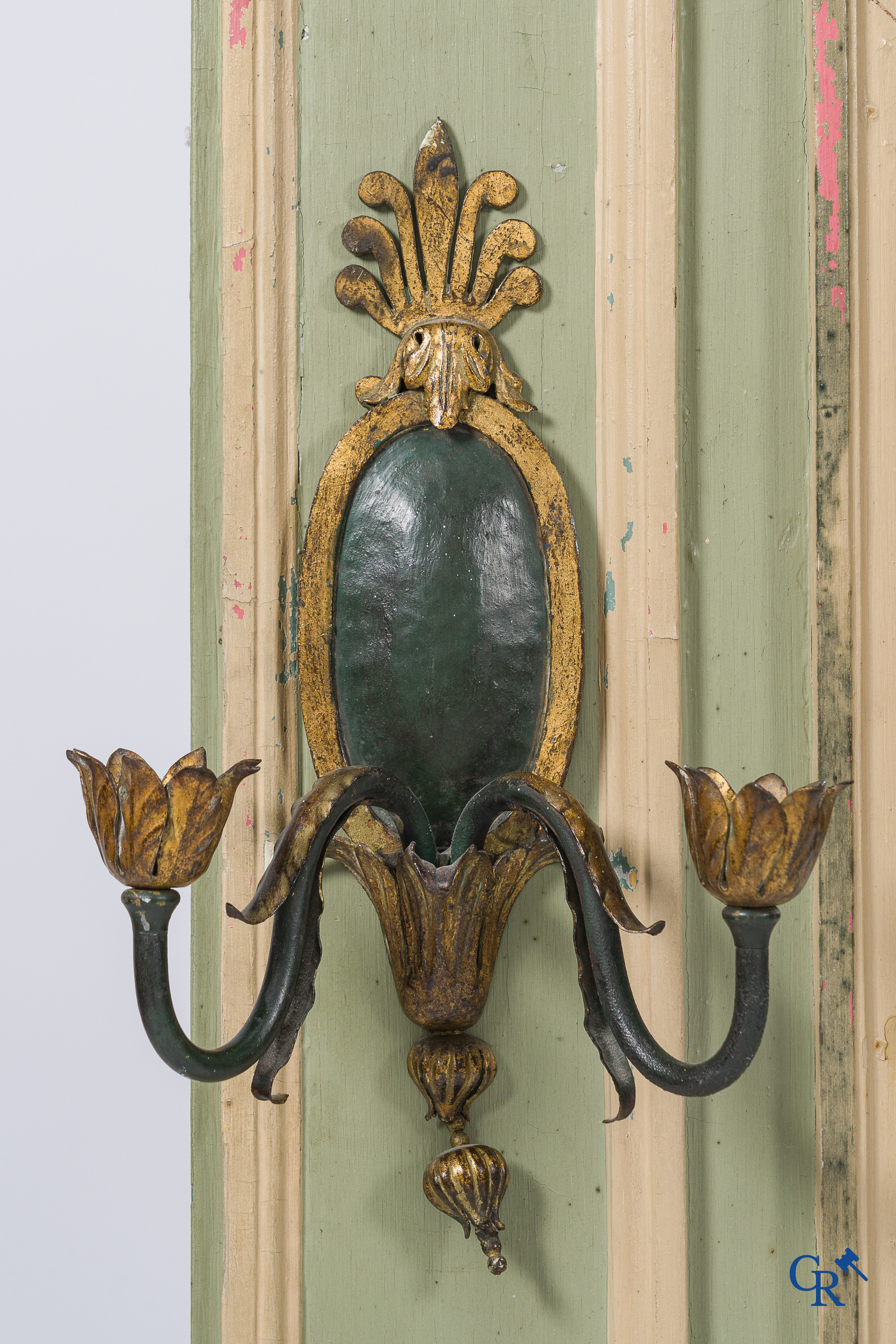 Een decoratieve groen- en wit gepatineerde houten schouwspiegel. Frankrijk, eind 18e eeuw.