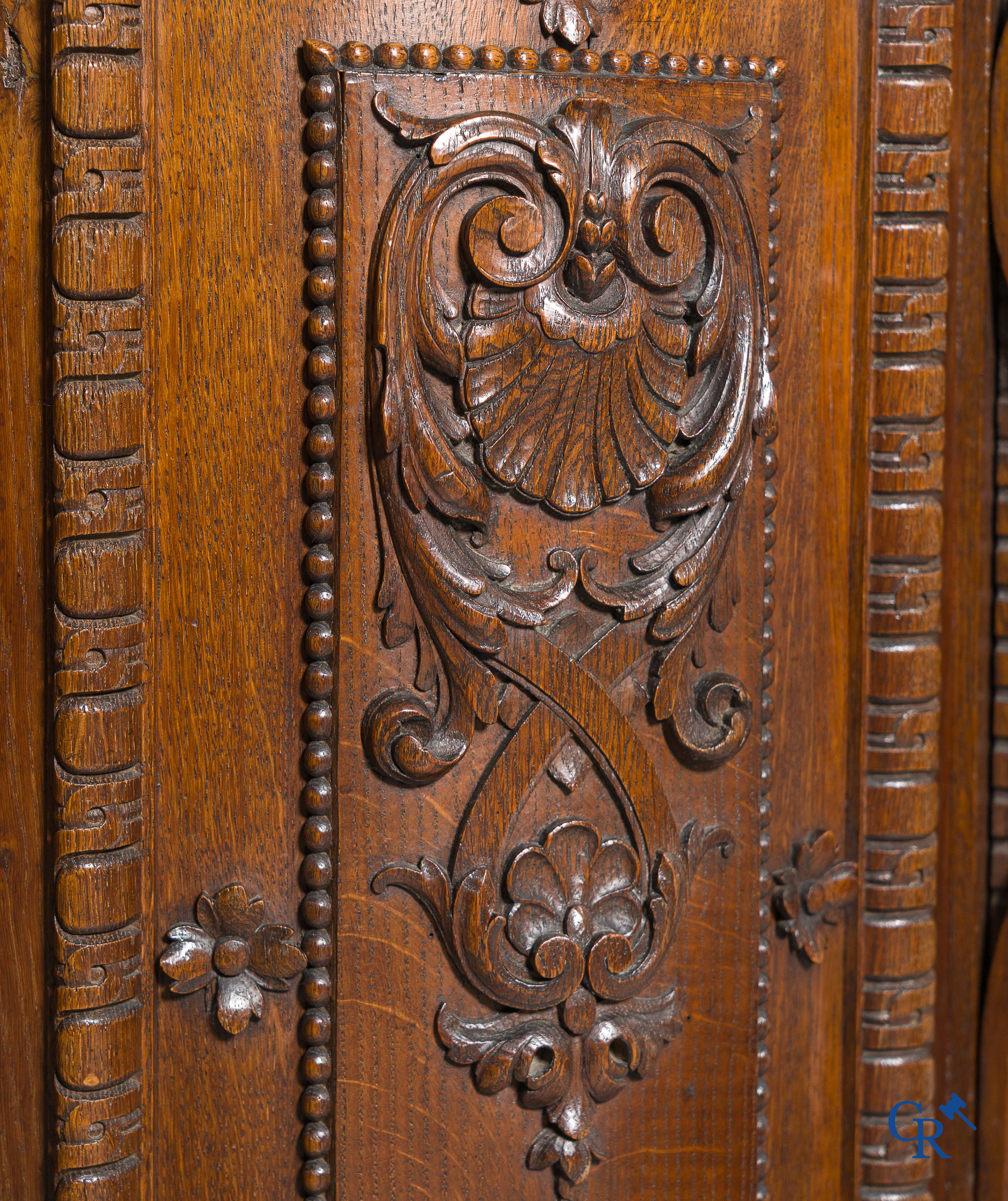 Meubelen. Rijkelijk gesculpteerd desserte meubel met wapenschilden in eikenhout. Louis XIII-stijl, 19de eeuw.