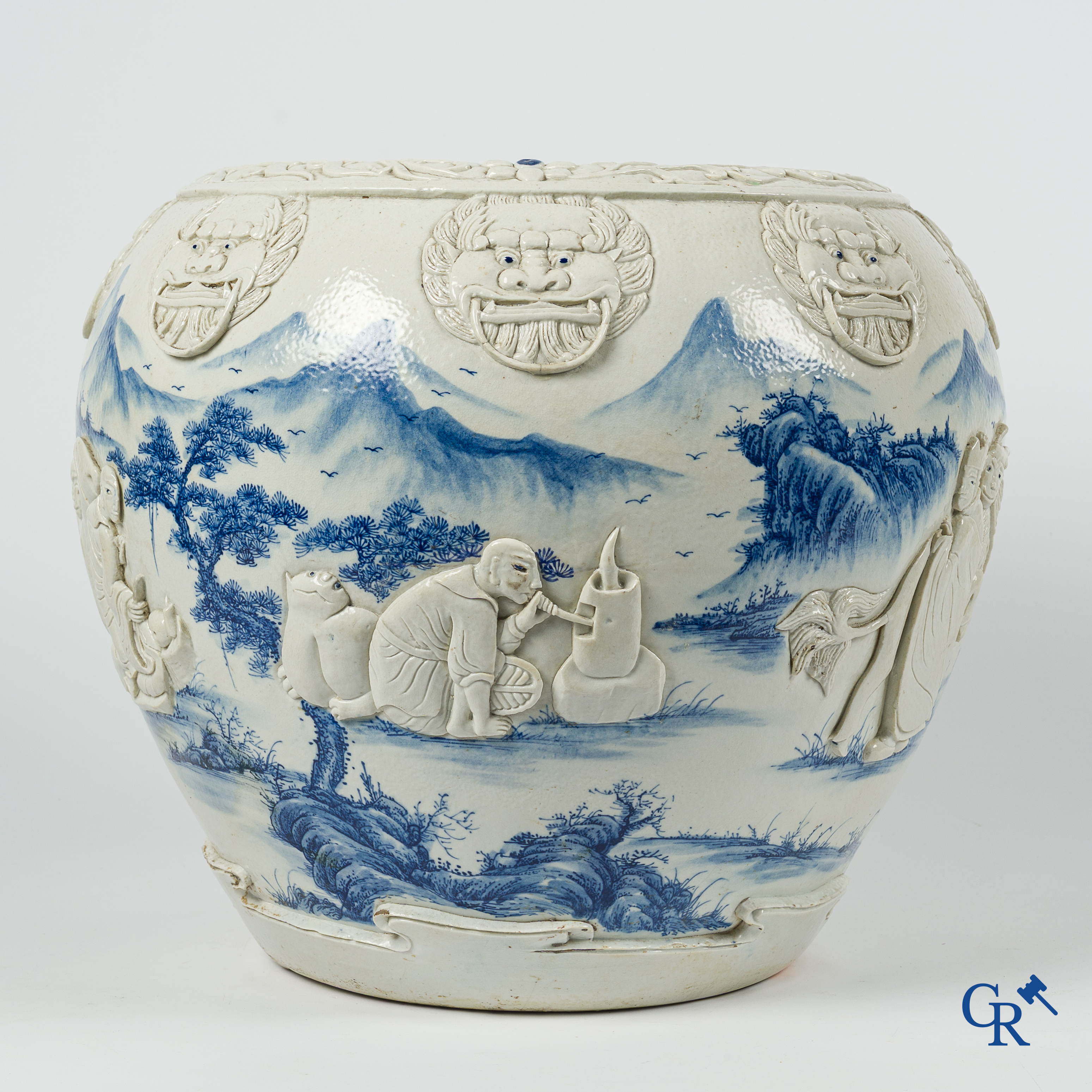 Aziatica. Oosters porselein. Grote cache pot, reliëfdecor op een blauw-wit landschap achtergrond. 19e eeuw.