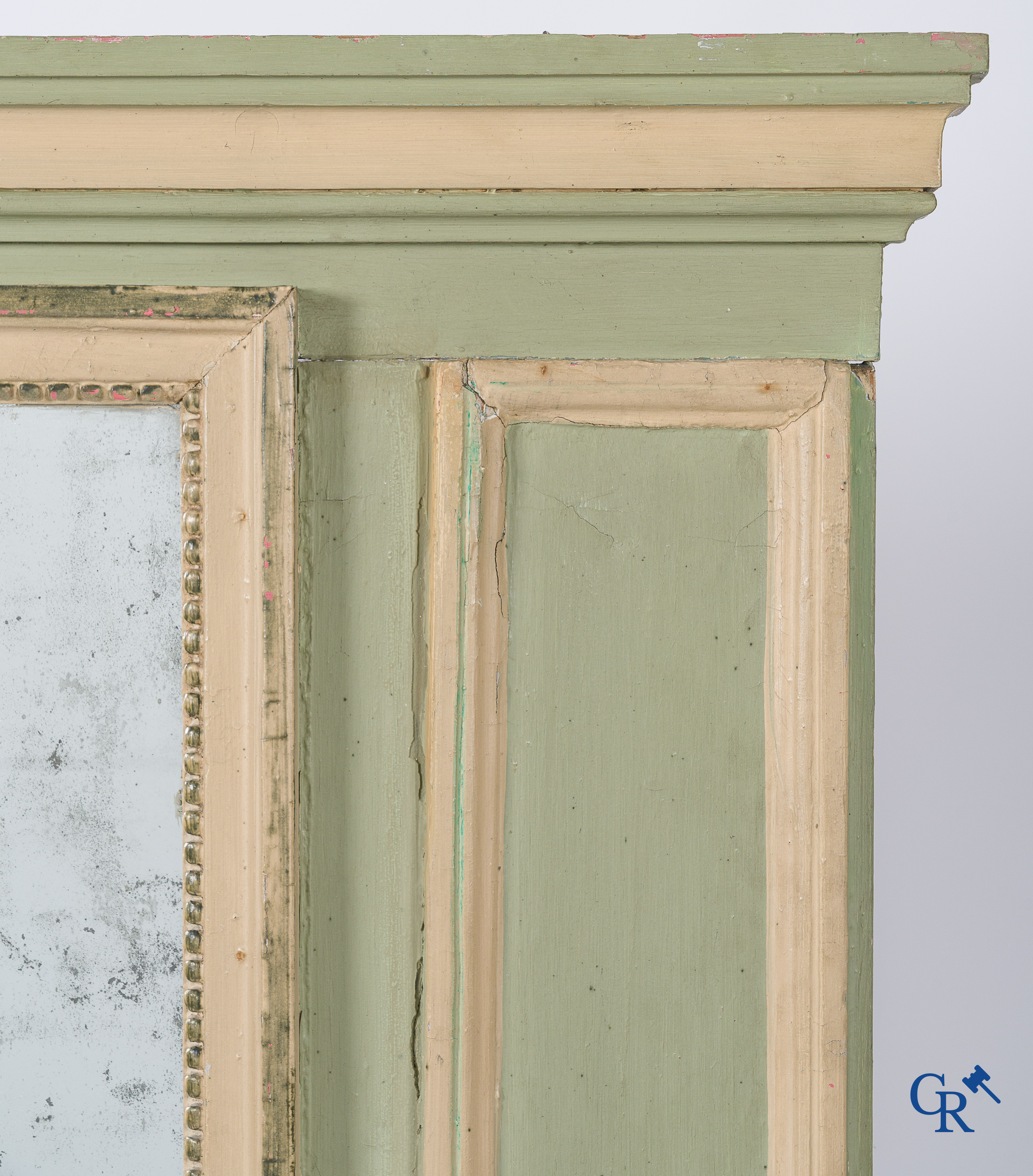 Een decoratieve groen- en wit gepatineerde houten schouwspiegel. Frankrijk, eind 18e eeuw.