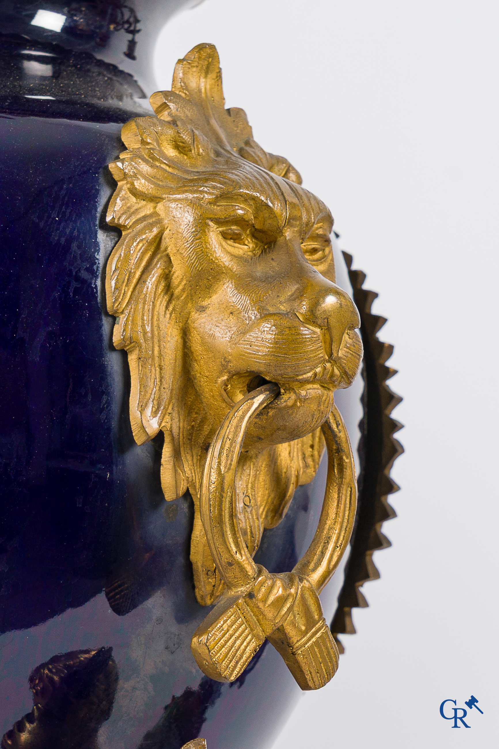 Luppens Bruxelles. 3-delige schouwgarnituur in brons en kobalt blauw porselein. Circa 1900.