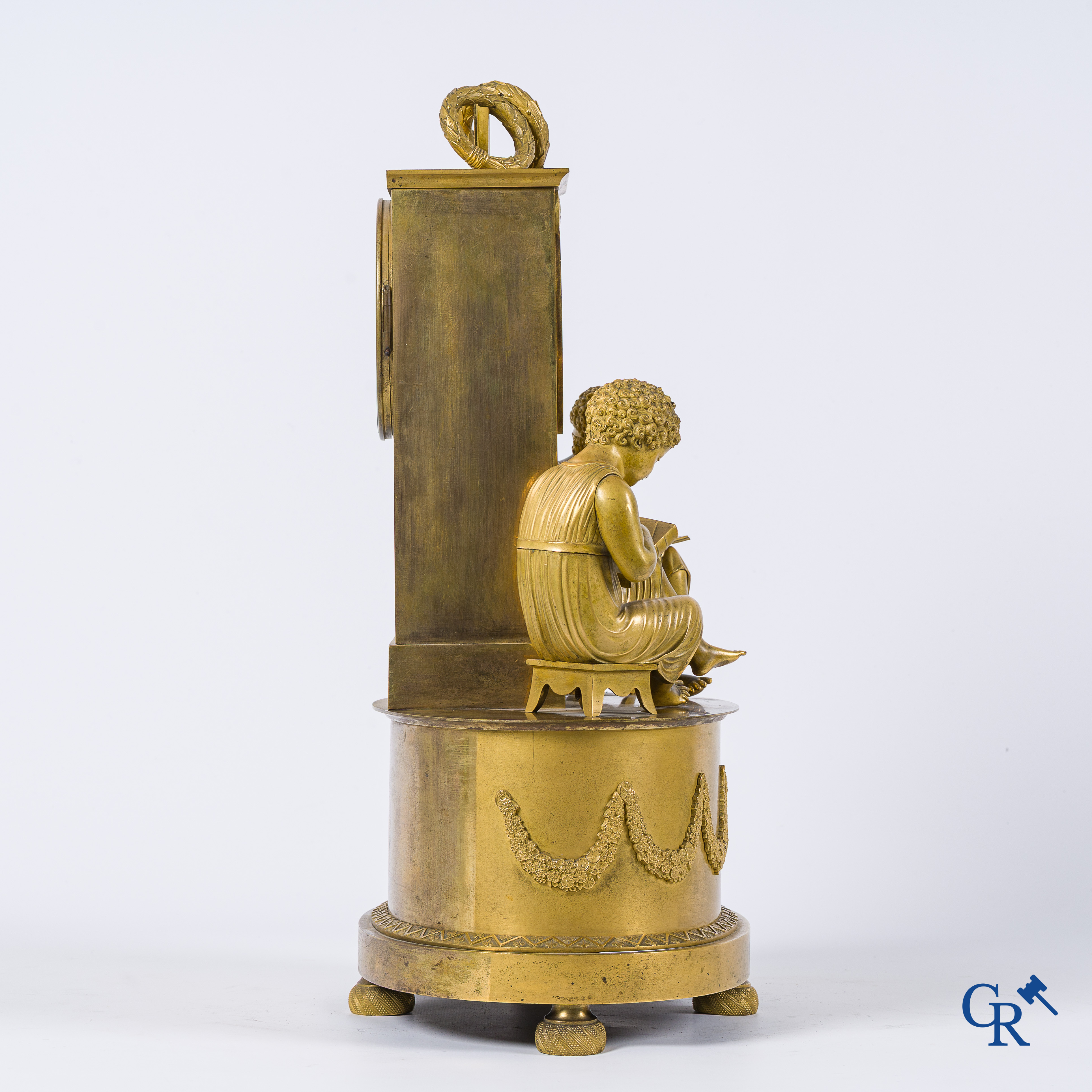 Pendule in fijn geciseleerd en verguld brons. "La lecture" Frankrijk, Restauratie periode, 1ste kwart 19e eeuw.