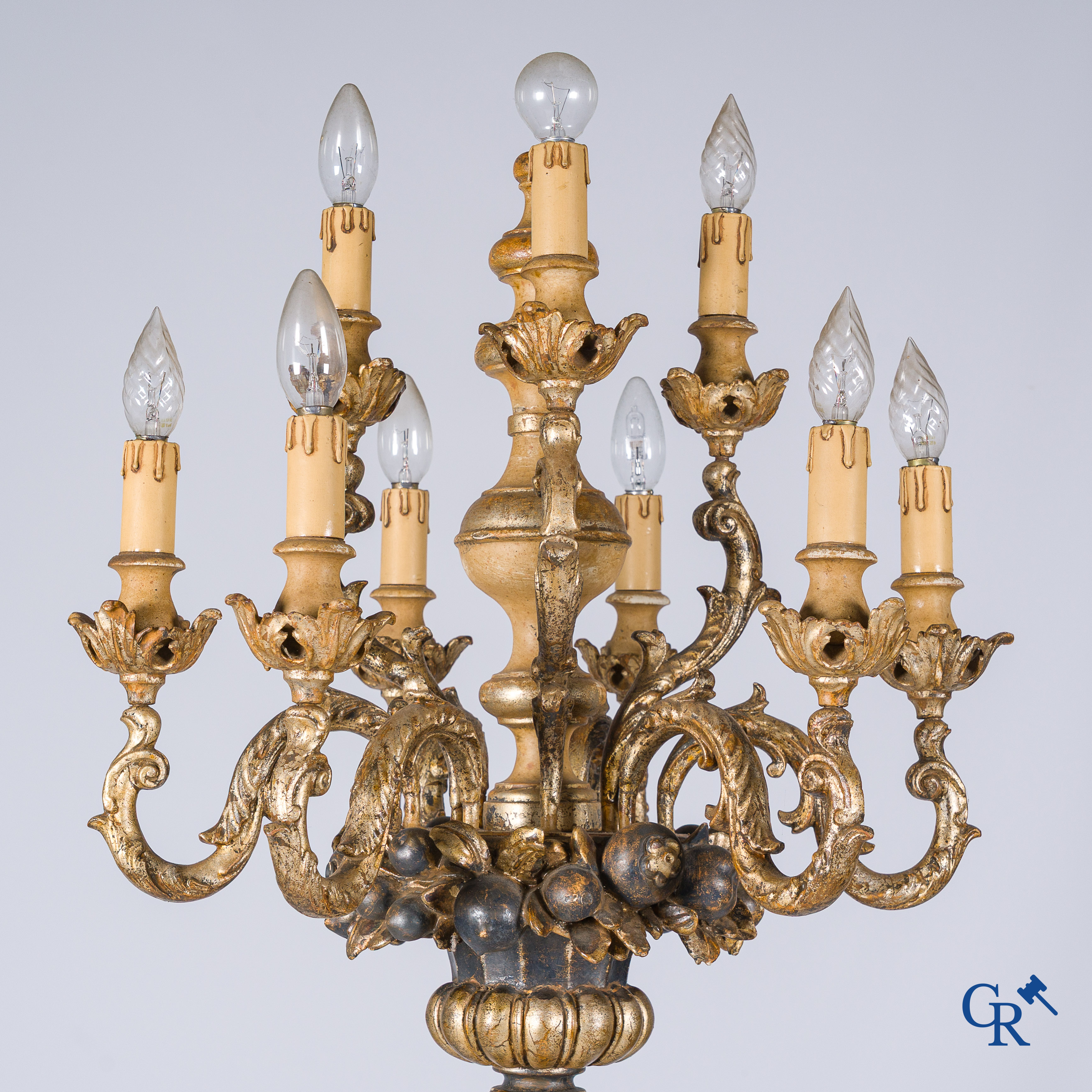 Hout gesculpteerde en gepolychromeerde staande Moor dienend als lamp. Italiaans werk, 20ste eeuw.