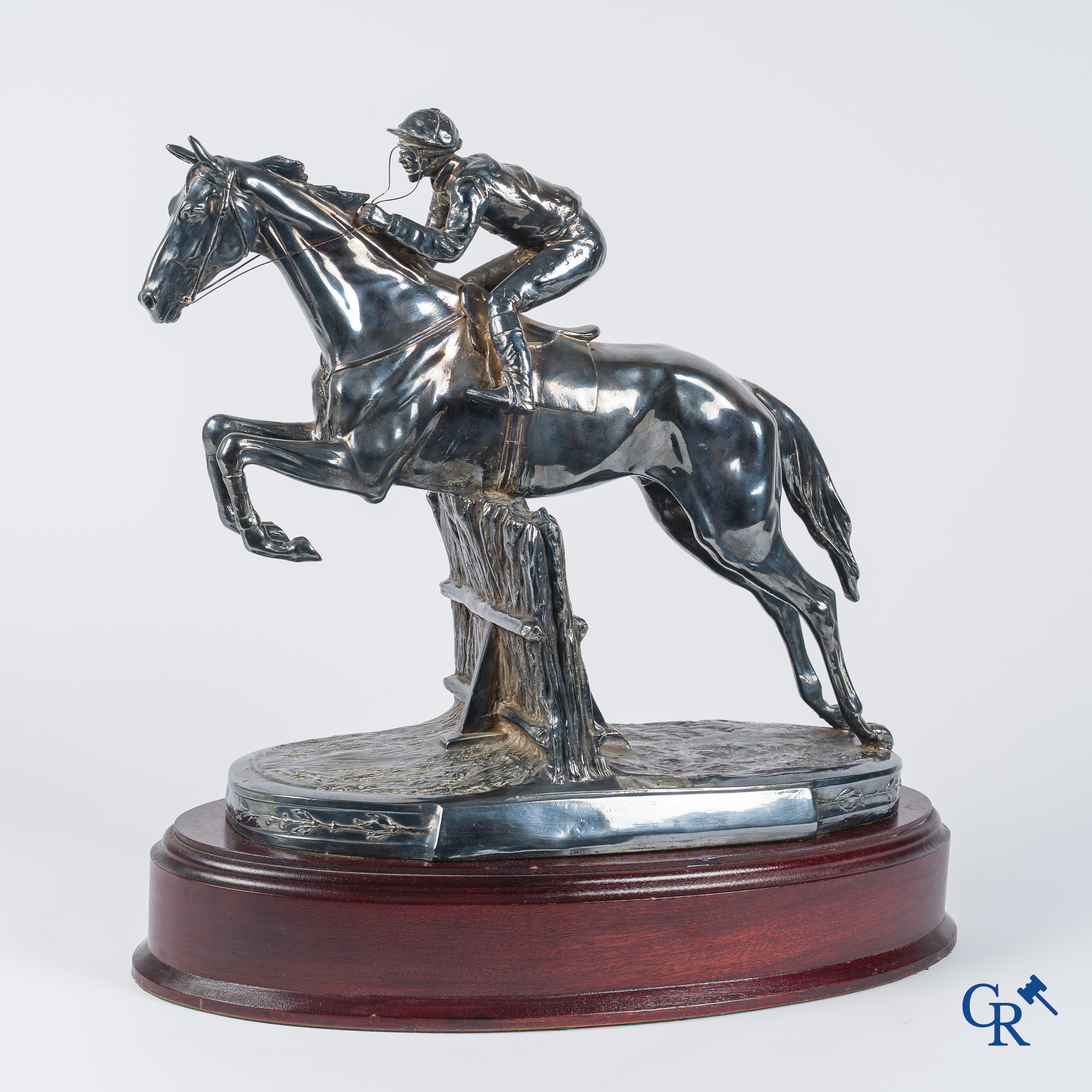Zilver. Imposant zilveren sporttrofee van een steeplechase-ren jockey te paard. Zilver keurmerken.