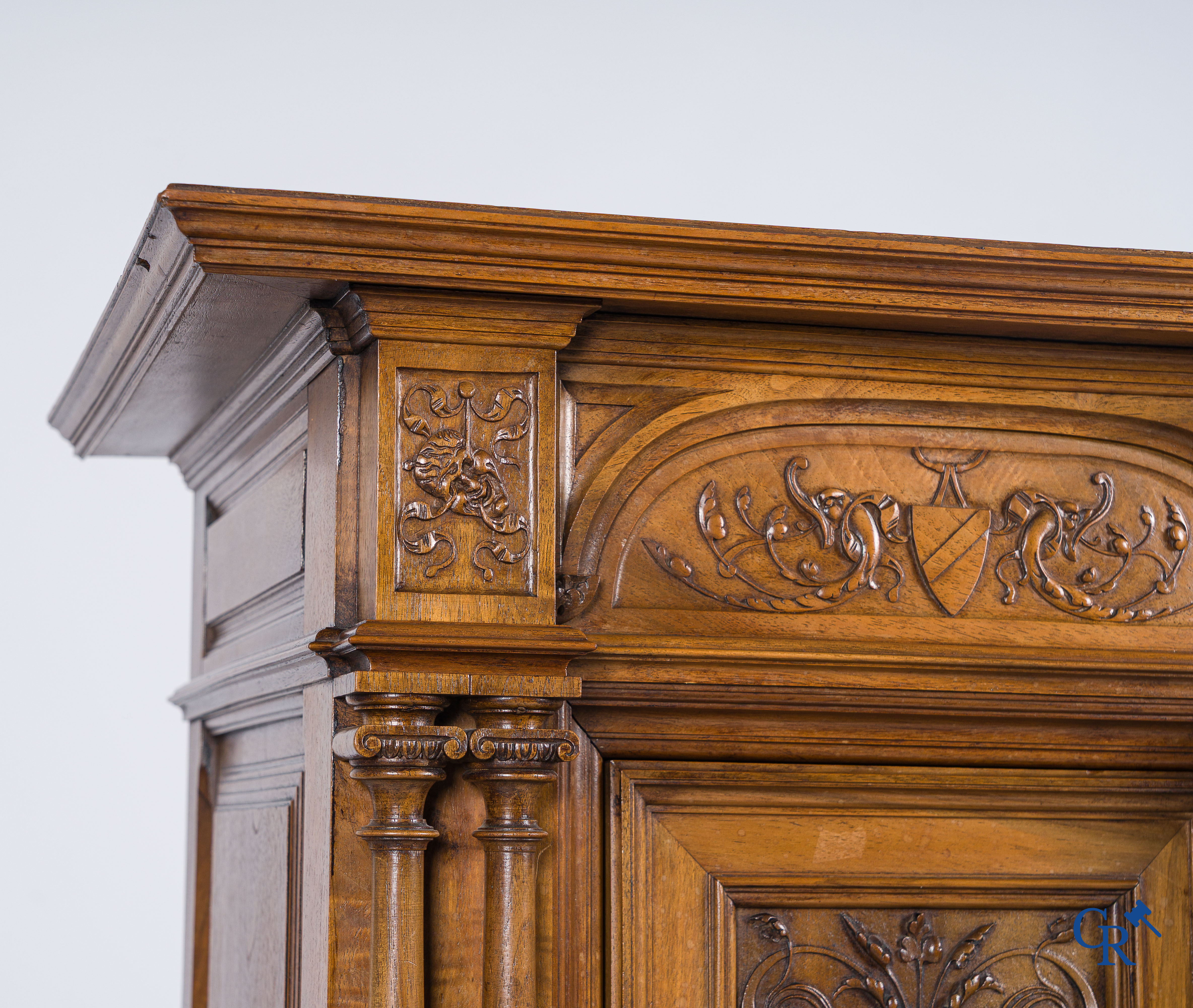 Meubilair. Fijn gesculpteerd meubel in notelaar met wapenschilden en maskers. Neo Renaissance stijl. Eind 19e eeuw.
