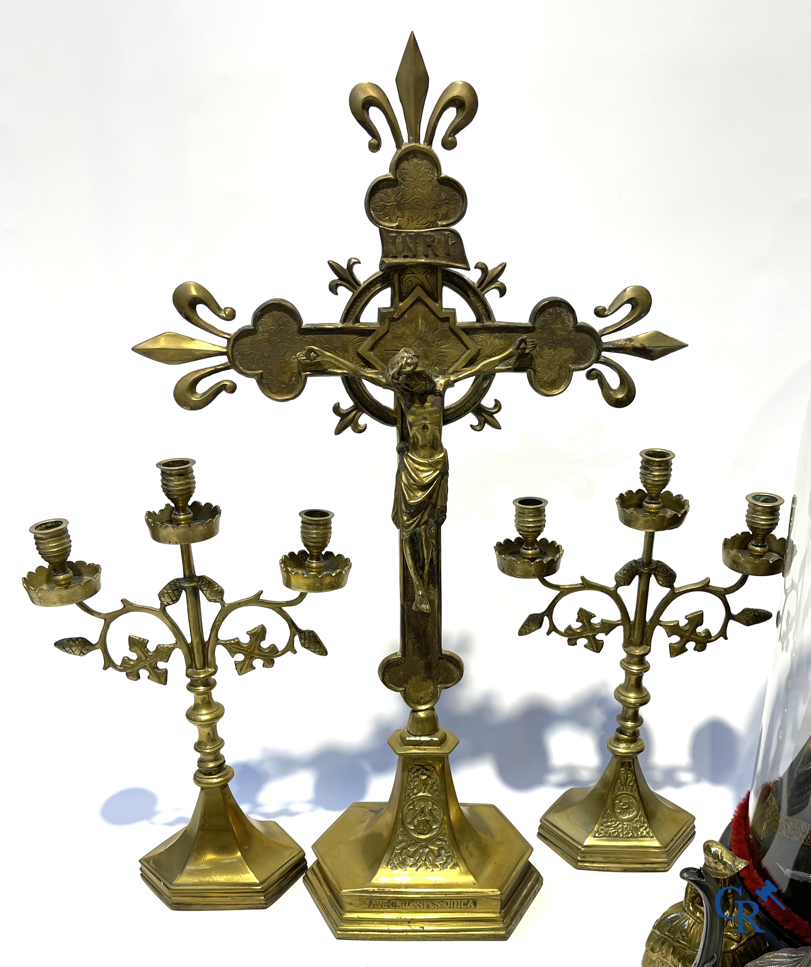Kavel brocante met religieuze objecten, globe met Maria en kind en objecten in tin en andere.
