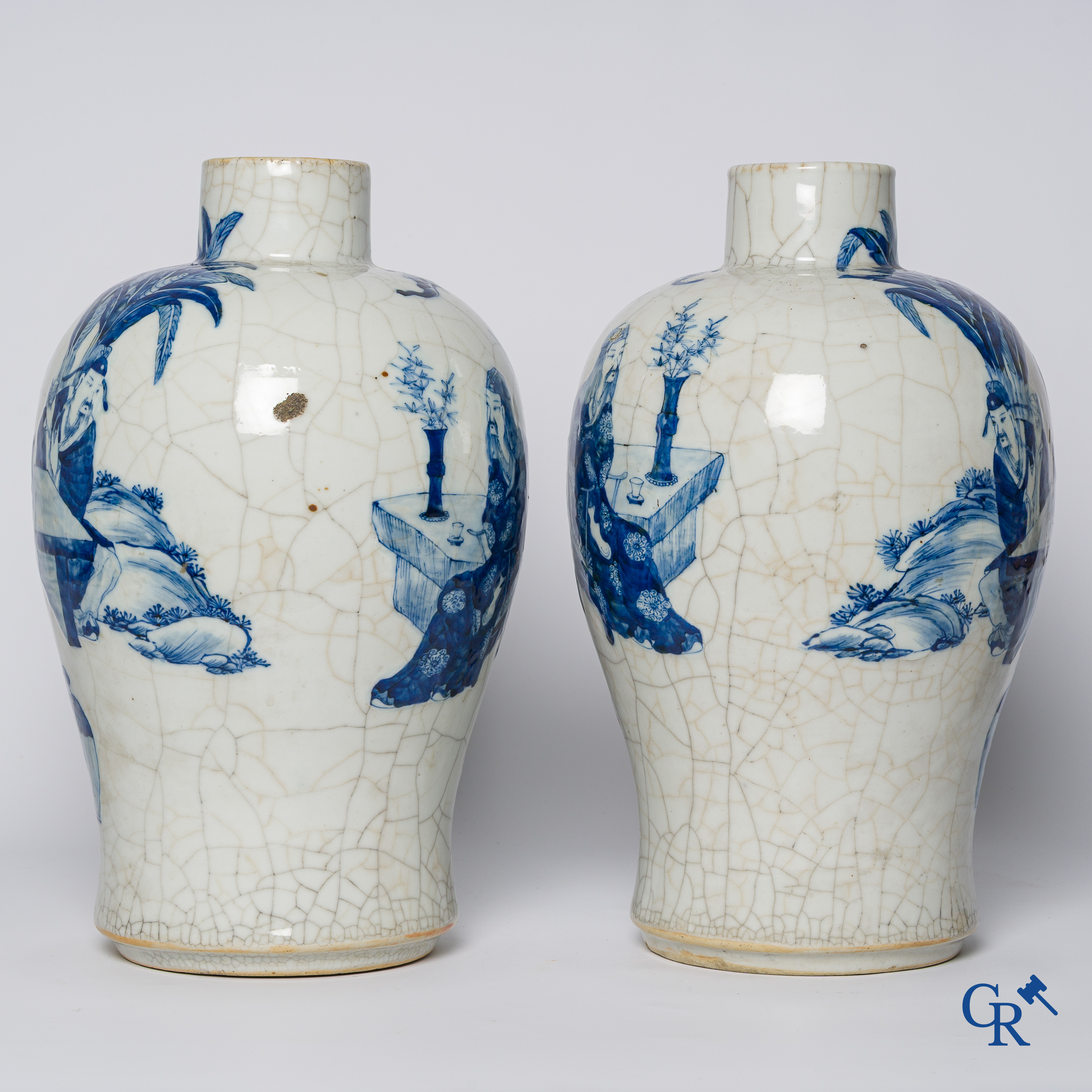 Art Asiatique. Porcelaine chinoise. Paire de vases en porcelaine à glaçure craquelée avec des scènes bleu-blanc. Chine, XIXème siècle.