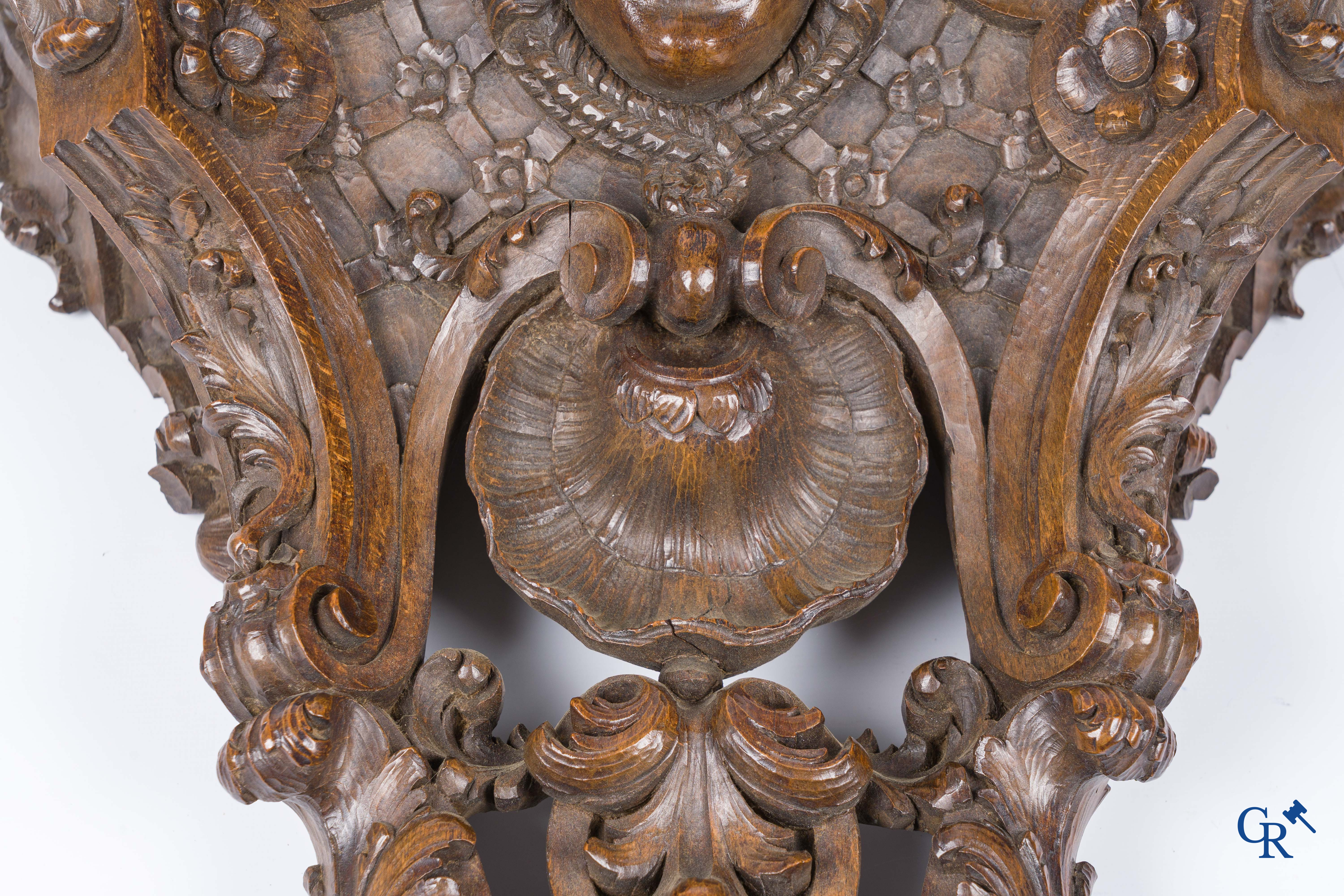 Een rijkelijk gesculpteerde Renaissance-stijl muurconsole in notelaar. 19e eeuw.
