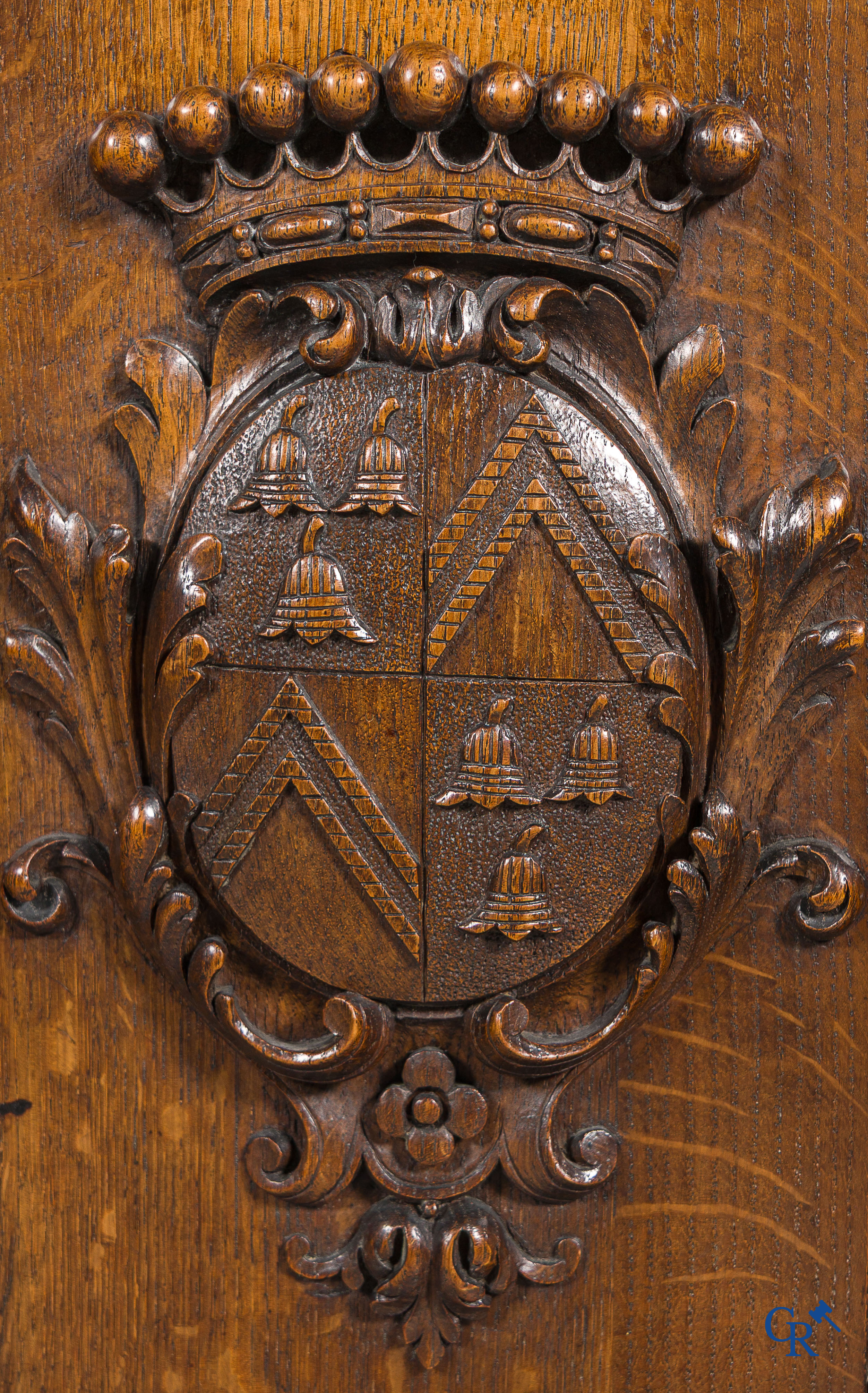 Meubelen. Rijkelijk gesculpteerd desserte meubel met wapenschilden in eikenhout. Louis XIII-stijl, 19de eeuw.