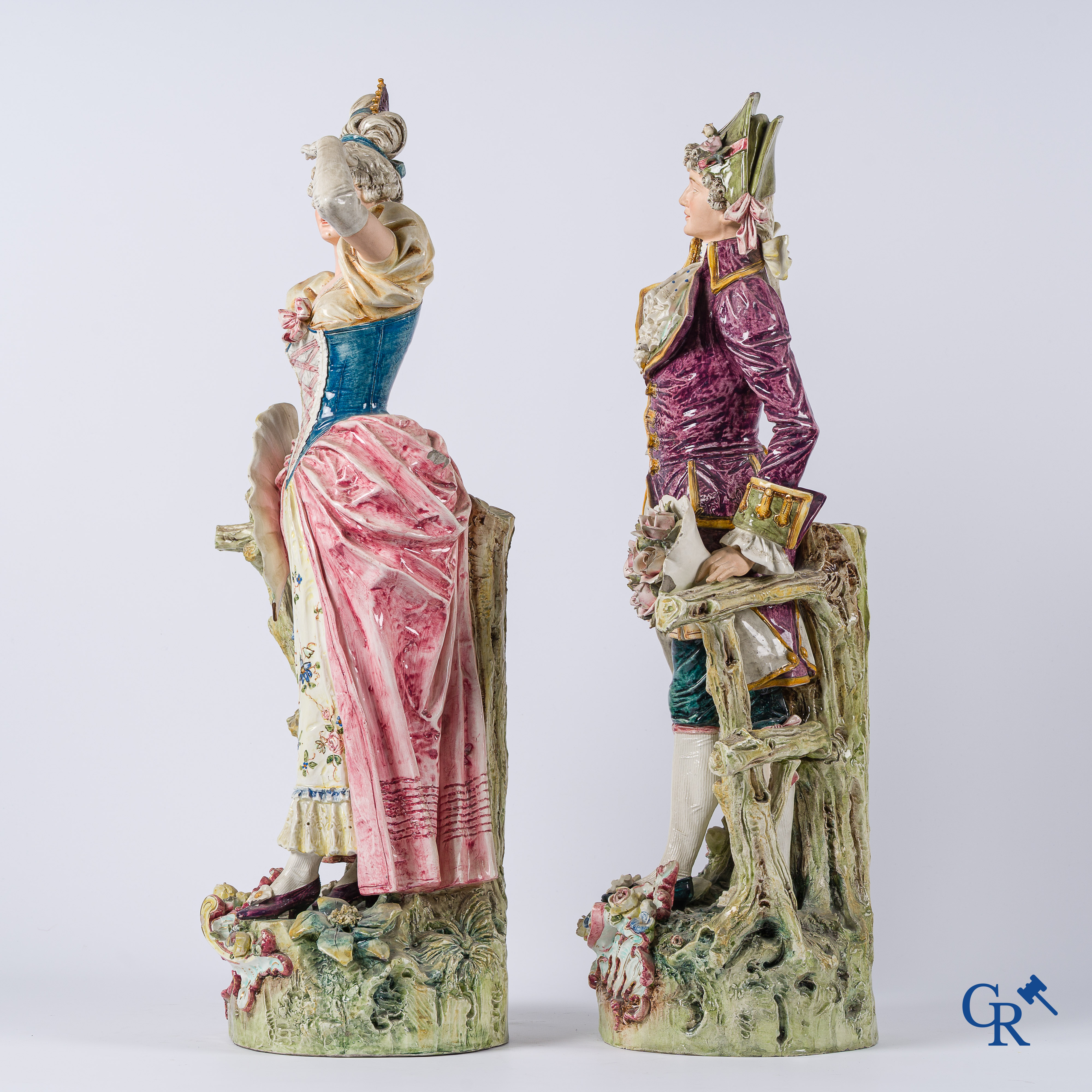 Paar grote voorstellingen van een markies en markiezin in gepolychromeerde faience. Circa 1900.