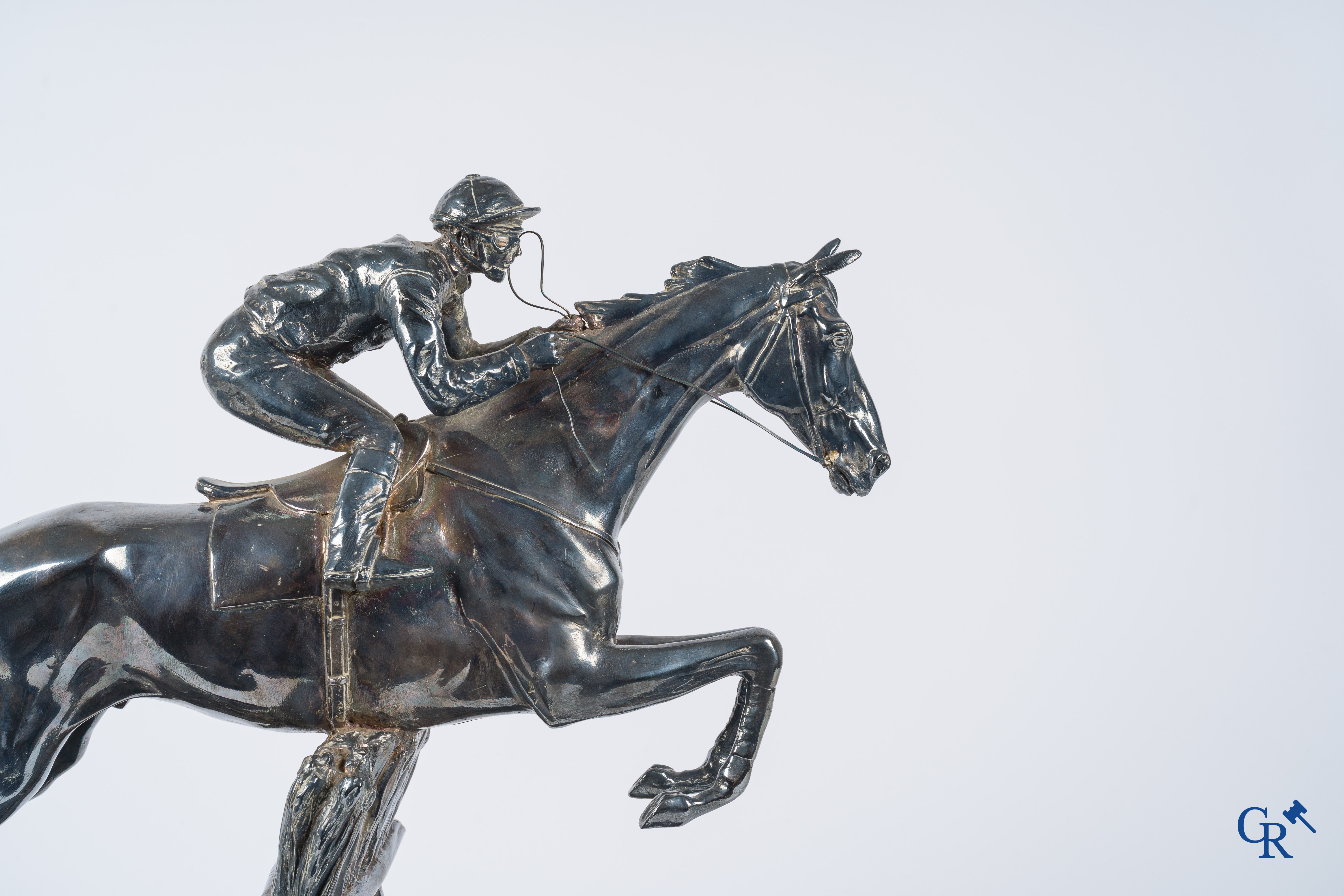 Zilver. Imposant zilveren sporttrofee van een steeplechase-ren jockey te paard. Zilver keurmerken.
