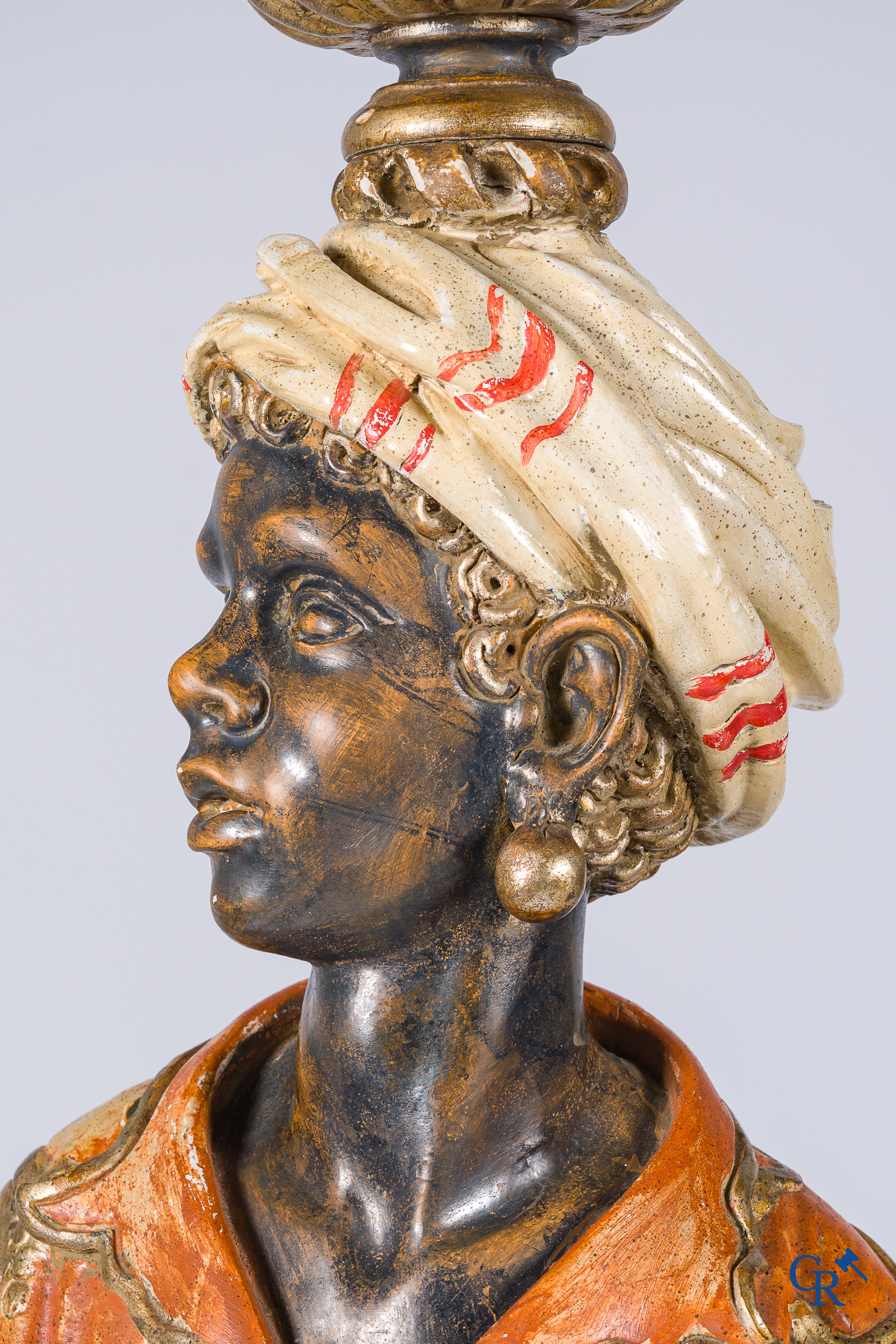 Hout gesculpteerde en gepolychromeerde staande Moor dienend als lamp. Italiaans werk, 20ste eeuw.