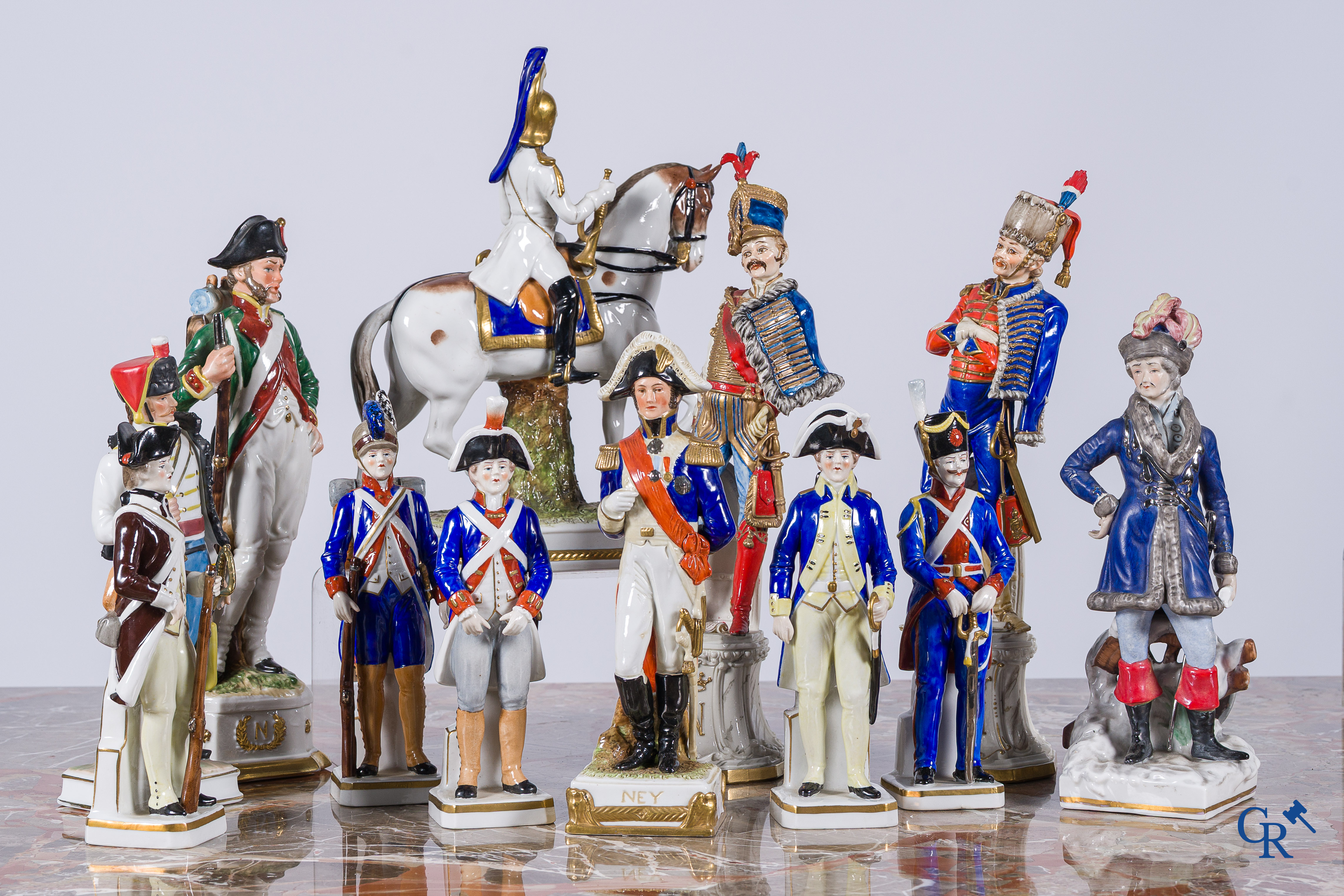Kavel met militaire voorstellingen in Saksisch en Napolitaans porselein. Merendeel Napoleontische voorstelllingen.