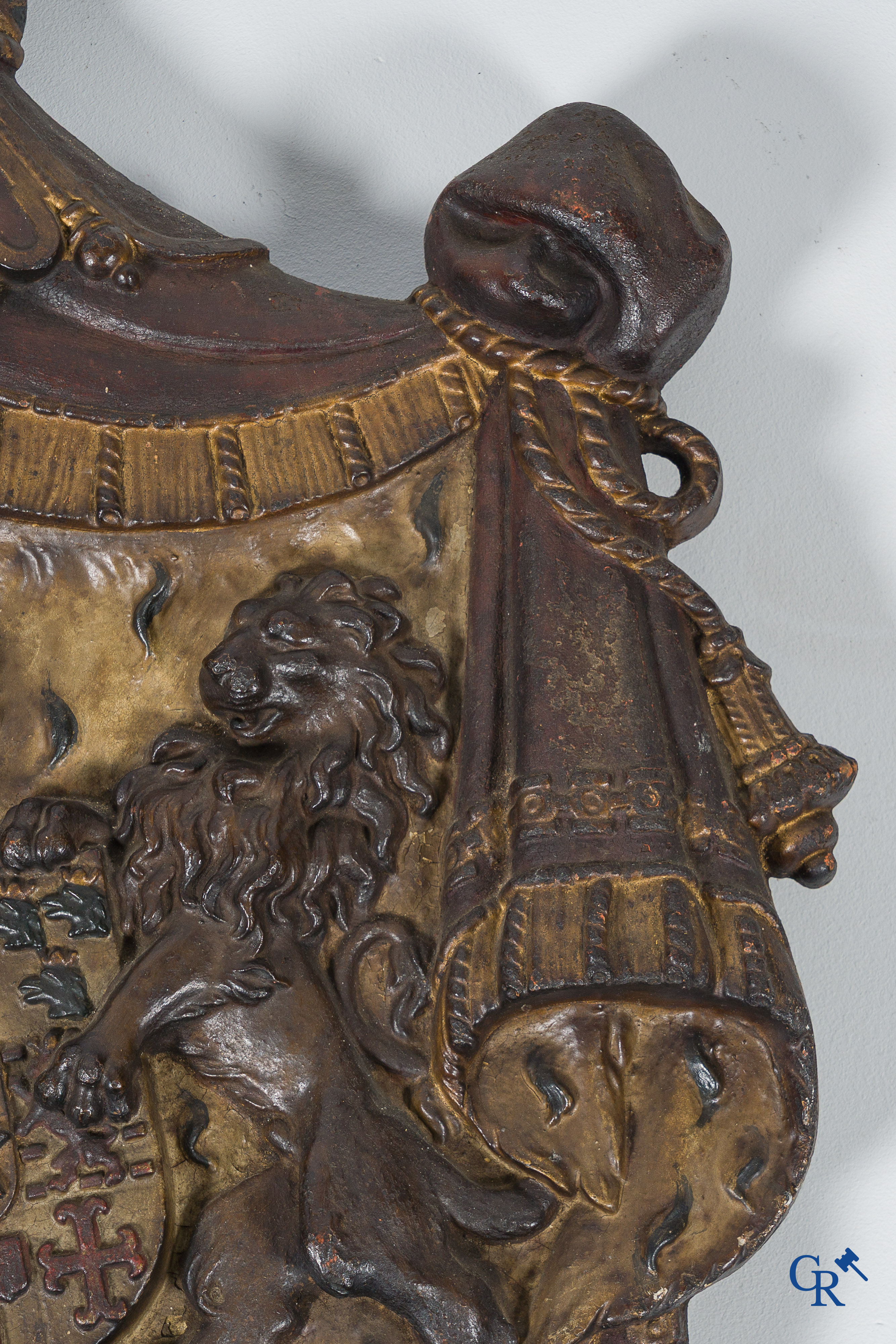 Uitzonderlijk Koninklijk Wapenschild in verguld en gepolychromeerd gietijzer. Nederland 19 de eeuw.