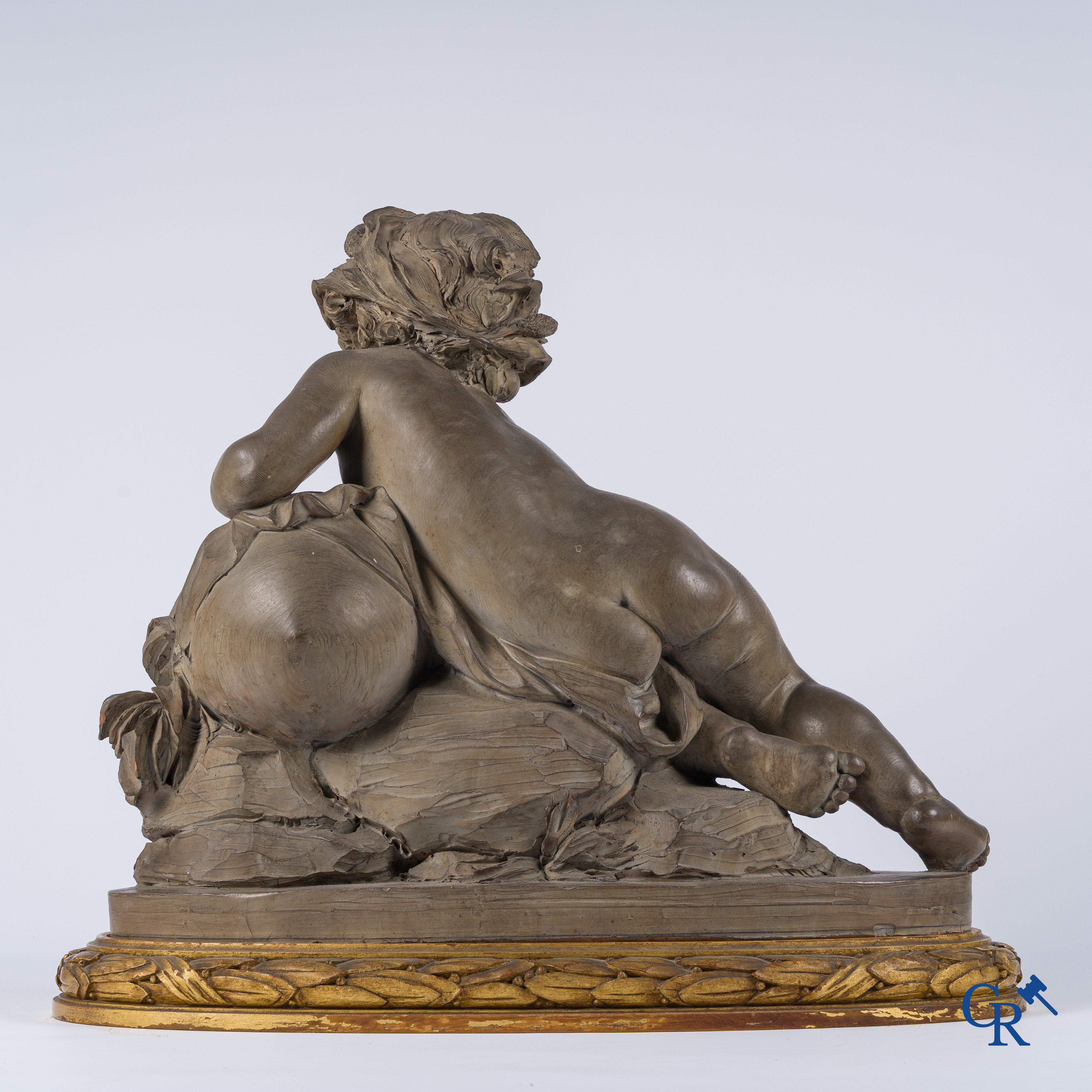 "La Source" Een grote terra cotta groep op een houten vergulde sokkel. LXVI-stijl. 19e eeuw.