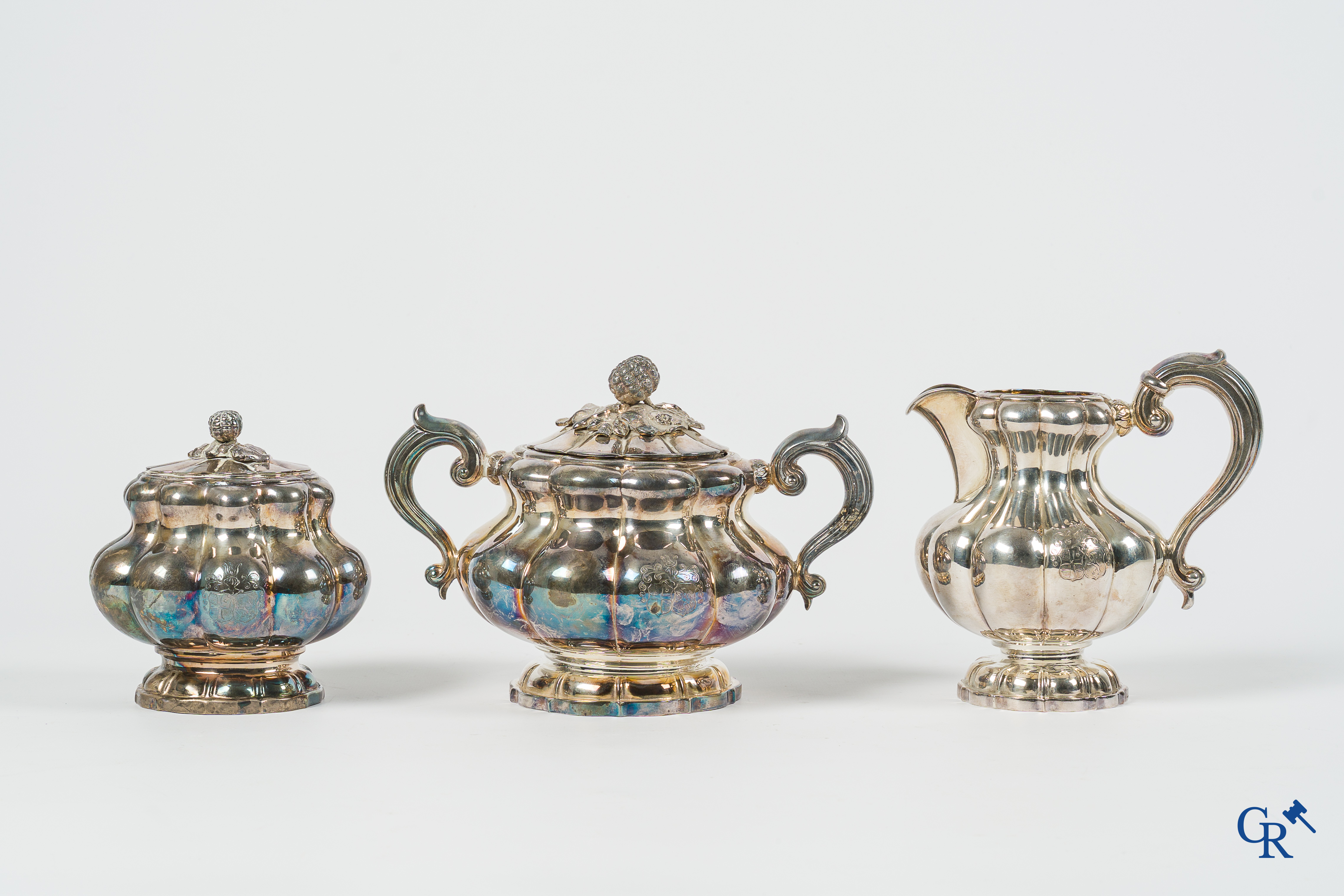 Zilver. Gedeelte van een koffie- en theeservies in zilver 925°/00 en 950°/00. Gemerkt I Widmer. Wapenschilden.