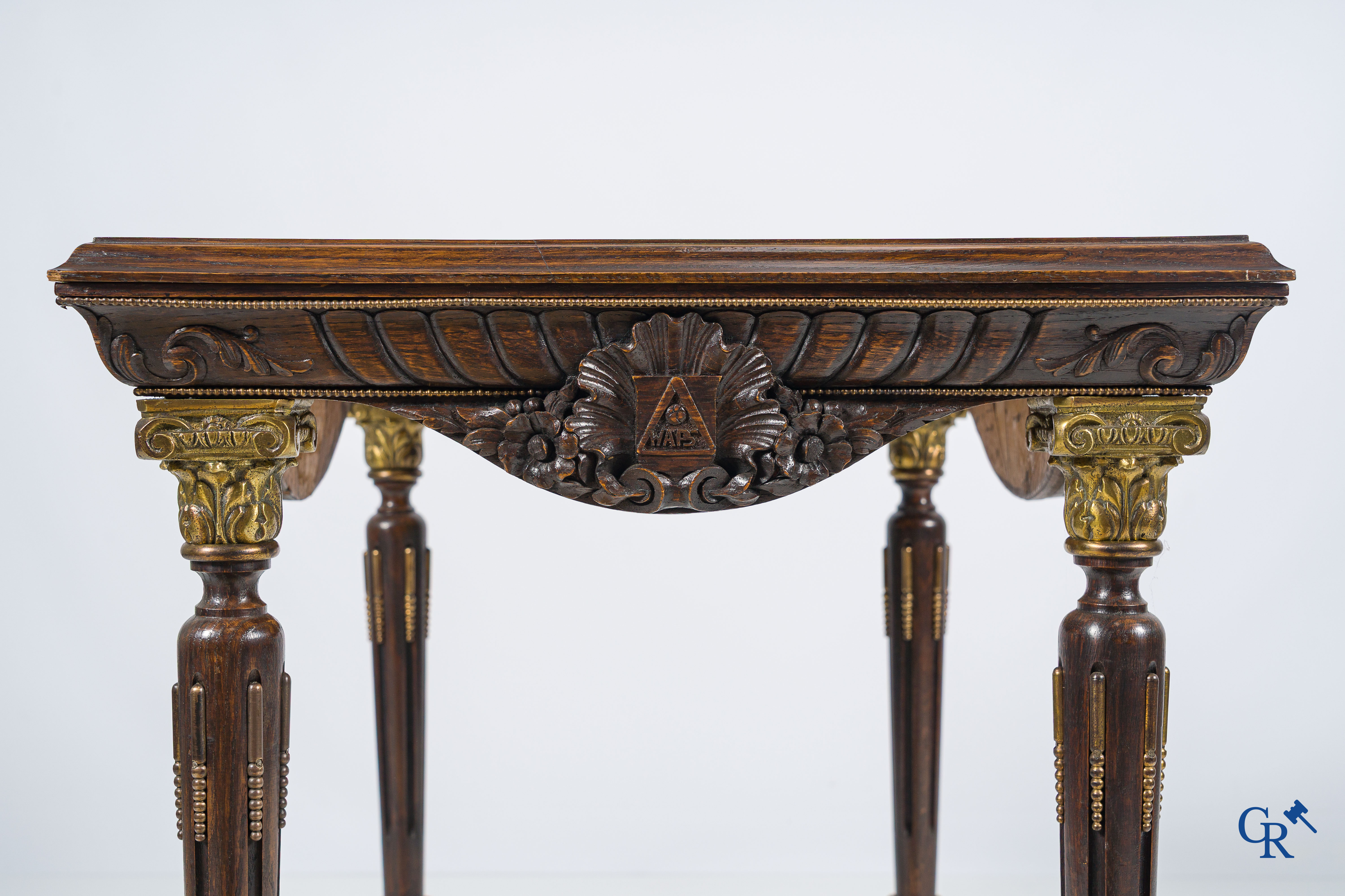 Picanol, Ieper. Uitzonderlijke tafel met taferelen van weefgetouwen, ambachten en wapenschilden. Augustus 1946.