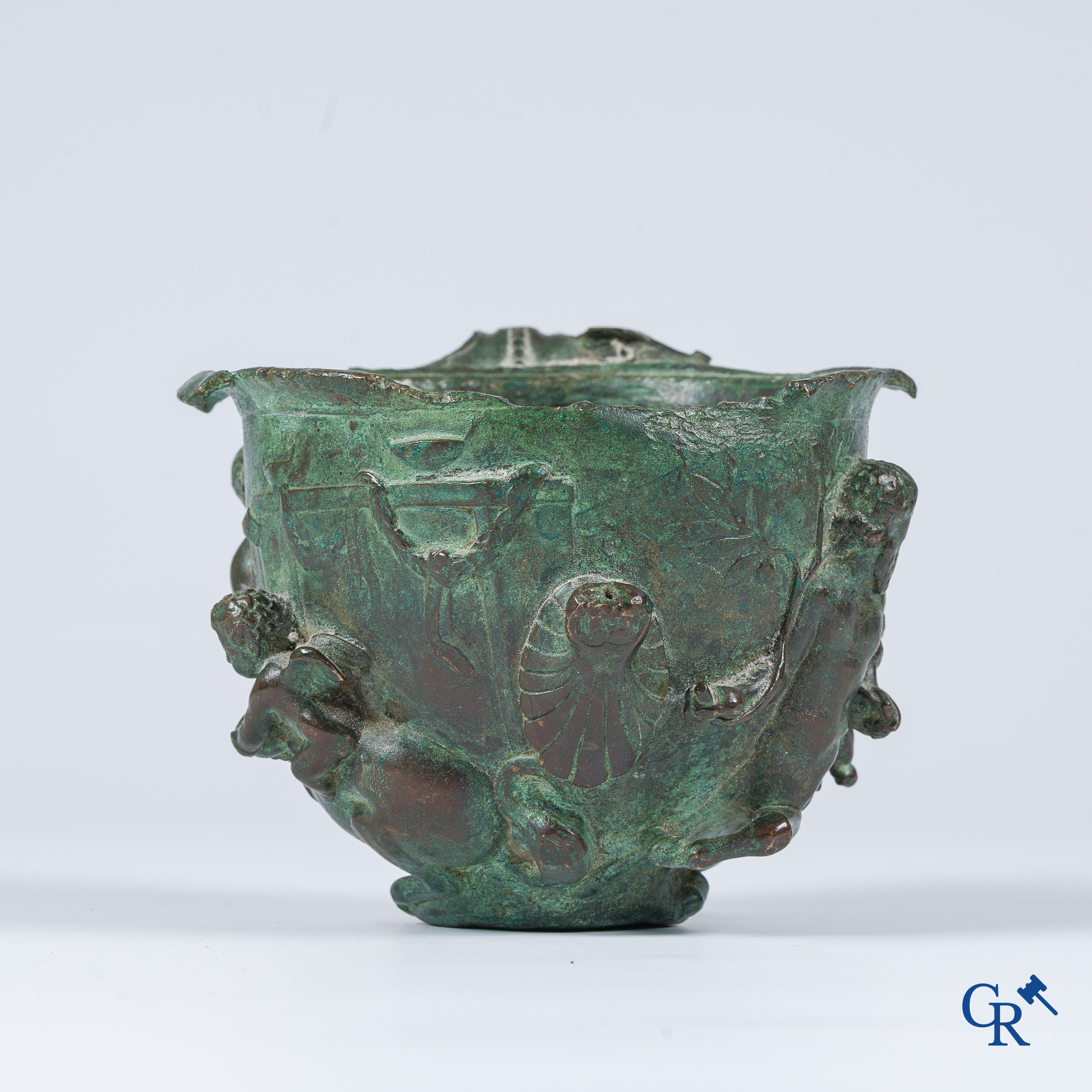 Bronzen wijnbeker naar een antiek Romeins of Grieks voorbeeld. De god Eros met de centauren. 18e-19e eeuw.