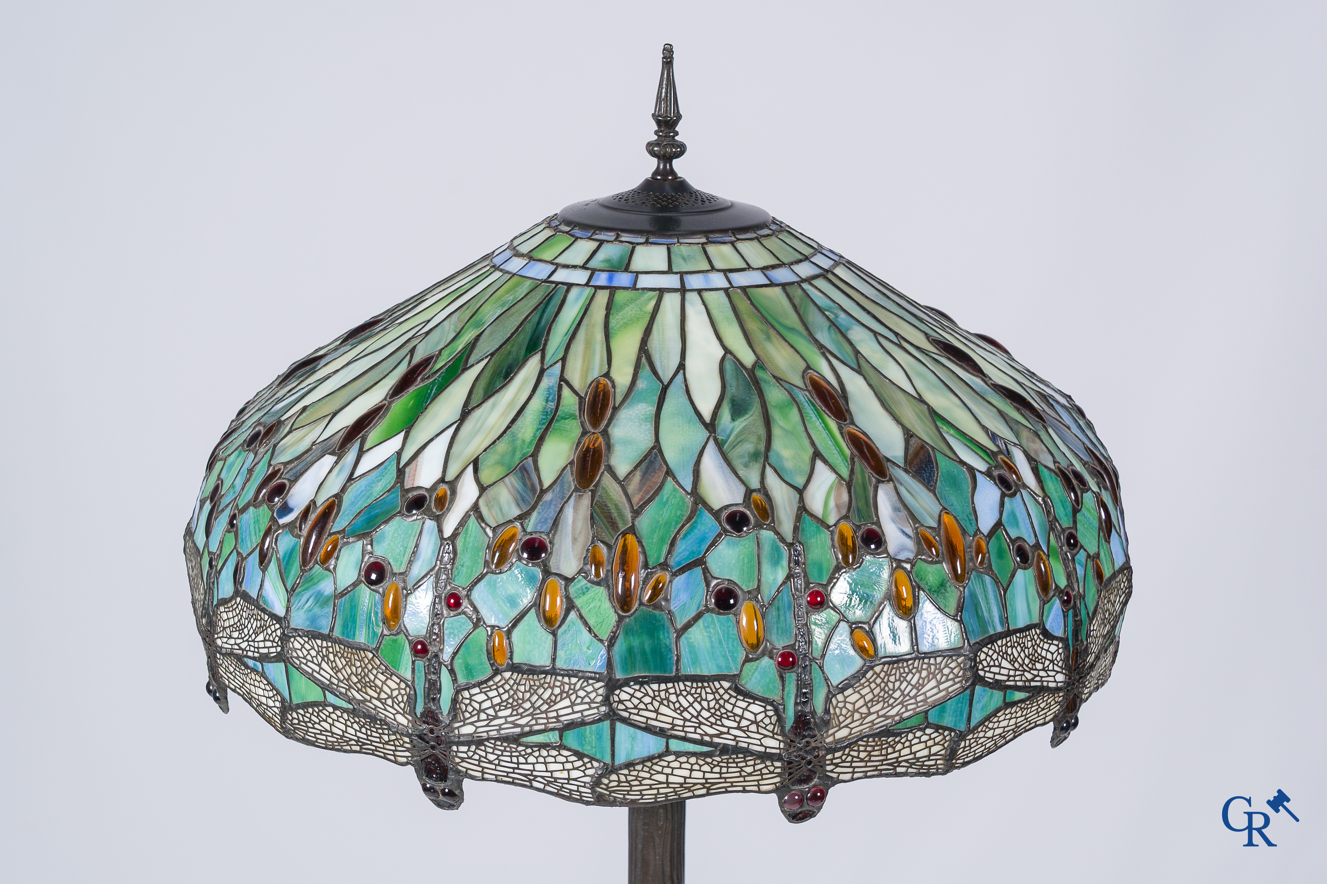 Staande lamp in brons en glas in lood met libellules. Tiffany stijl. 20ste eeuw.