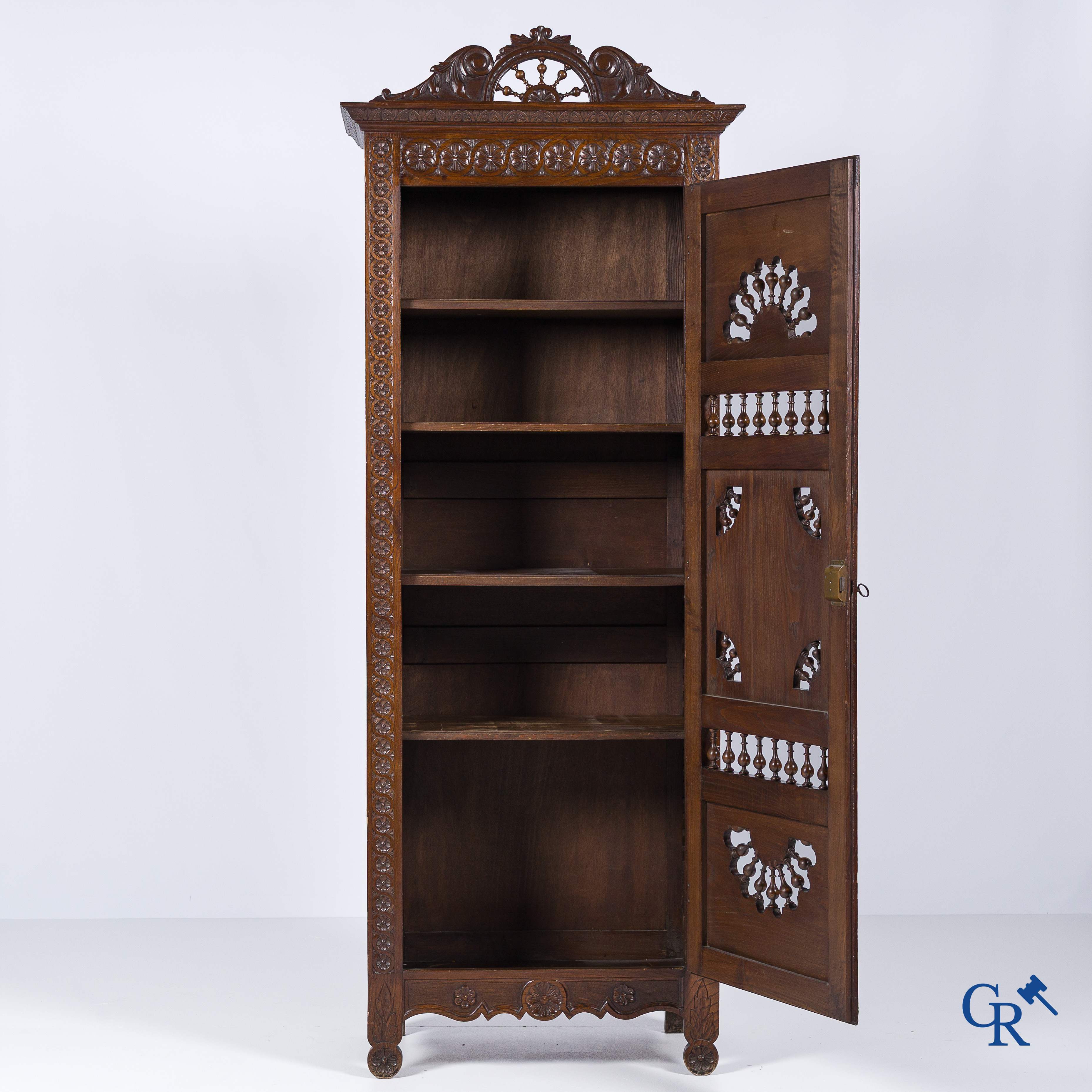 Meubelen. Rijkelijk gesculpteerde Bretoense ééndeurskast. Frankrijk, Circa 1900.